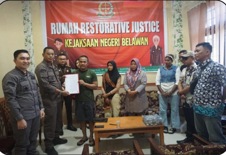 SERAHKAN: Kejaksaan Negeri (Kejari) Belawan Menyerahkan Surat ketetapan Penghentian Penuntutan Berdasarkan Keadilan Restoratif di Kantor Kejaksaan Negeri Belawan Kamis (22/8/2024). (IKHSAN/SUMUT POS)