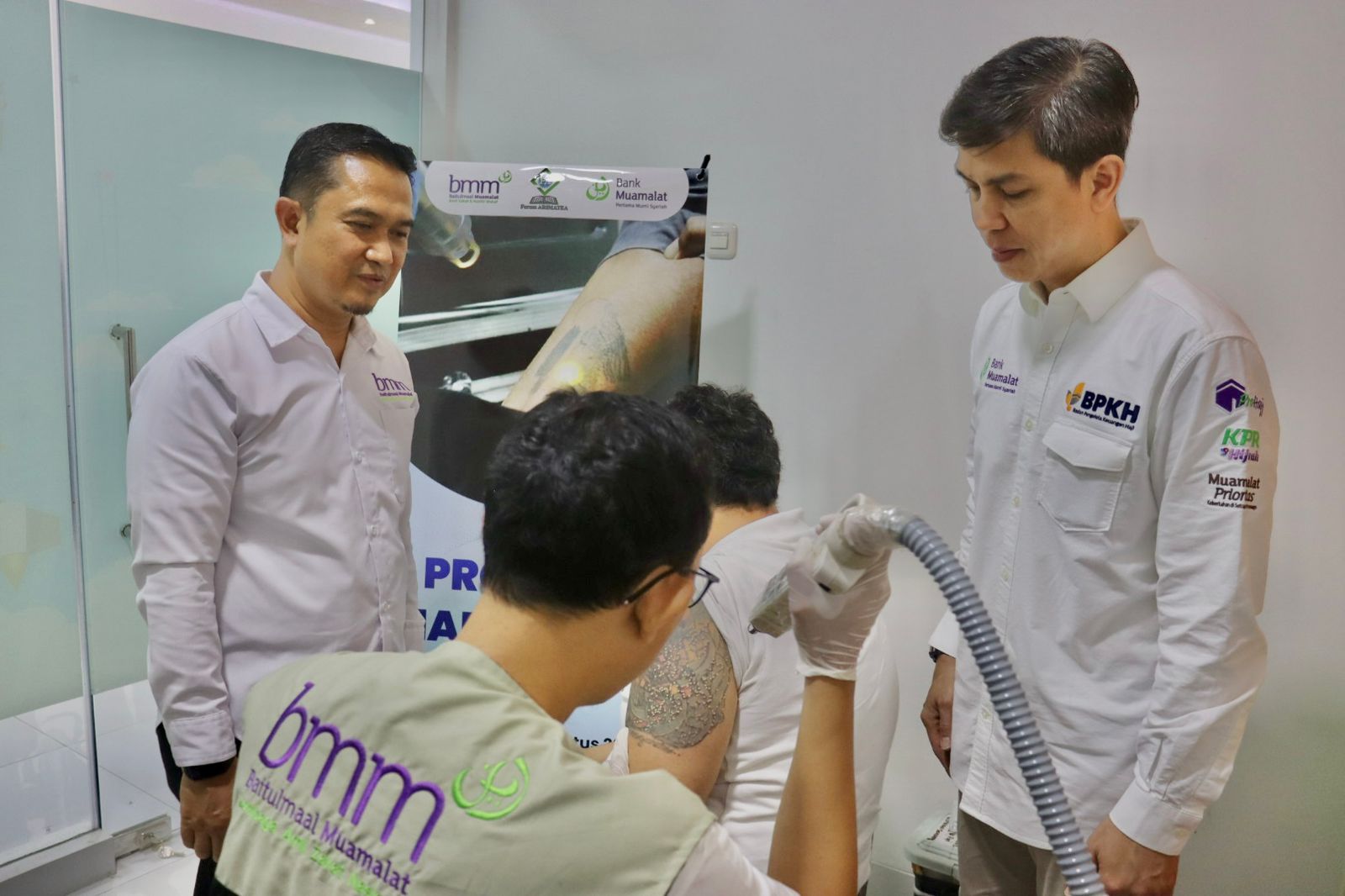 TATO: Sekretaris Perusahaan PT Bank Muamalat Indonesia Tbk Hayunaji (kanan) dan Direktur Eksekutif Baitulmaal Muamalat (BMM) Novi Wardi (kiri) berbincang dengan seorang penerima manfaat program Hapus