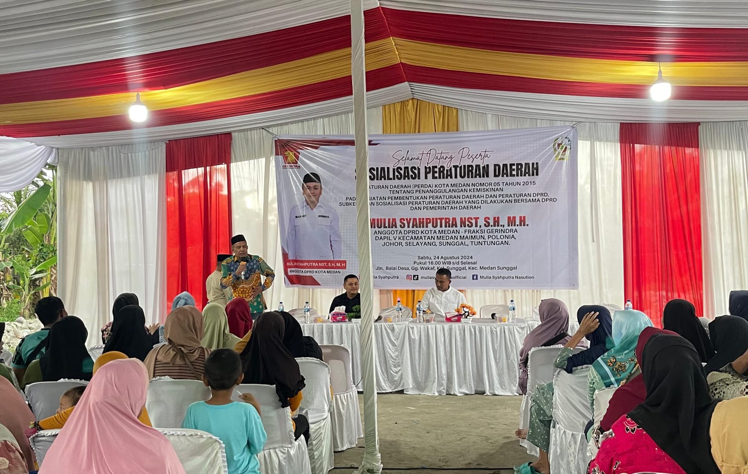 Anggota Komisi III DPRD Kota Medan, Mulia Syahputra Nasution SH MH saat Sosialisasi Produk Hukum Daerah Kota Medan No.5 Tahun 2015 tentang Penanggulangan Kemiskinan di Jalan Balai Desa Gg Wakaf.