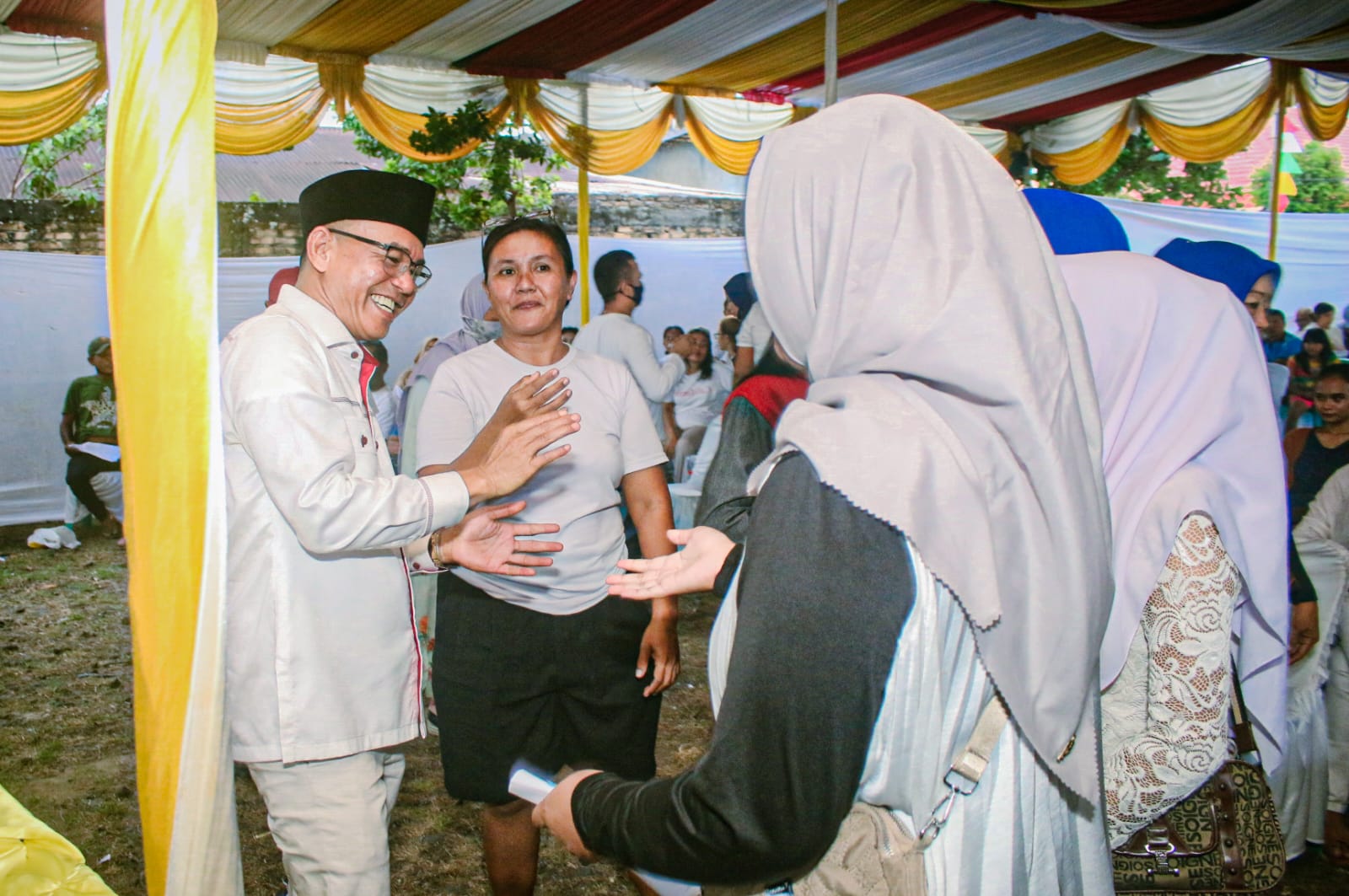 Bakal Calon Wakil Wali Kota Medan, Zakiyuddin Harahap disambut antusias warga Kecamatan Medan Kota saat temu ramah di Jalan Pintu Air Gg. Selamat, Sudirejo II, Medan Kota, Sabtu (24/8/2024)