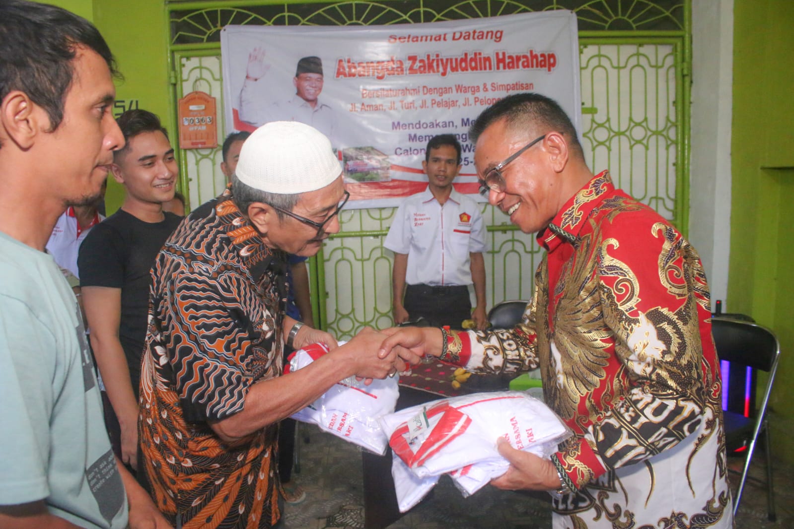 JEMPUT ASPIRASI: Bakal Calon Wakil Wali Kota Medan, Zakiyuddin Harahap pada kegiatan menjemput aspirasi dengan bersilaturahmi kepada tokoh masyarakat, tokoh pemuda, dan warga di Jalan Aman