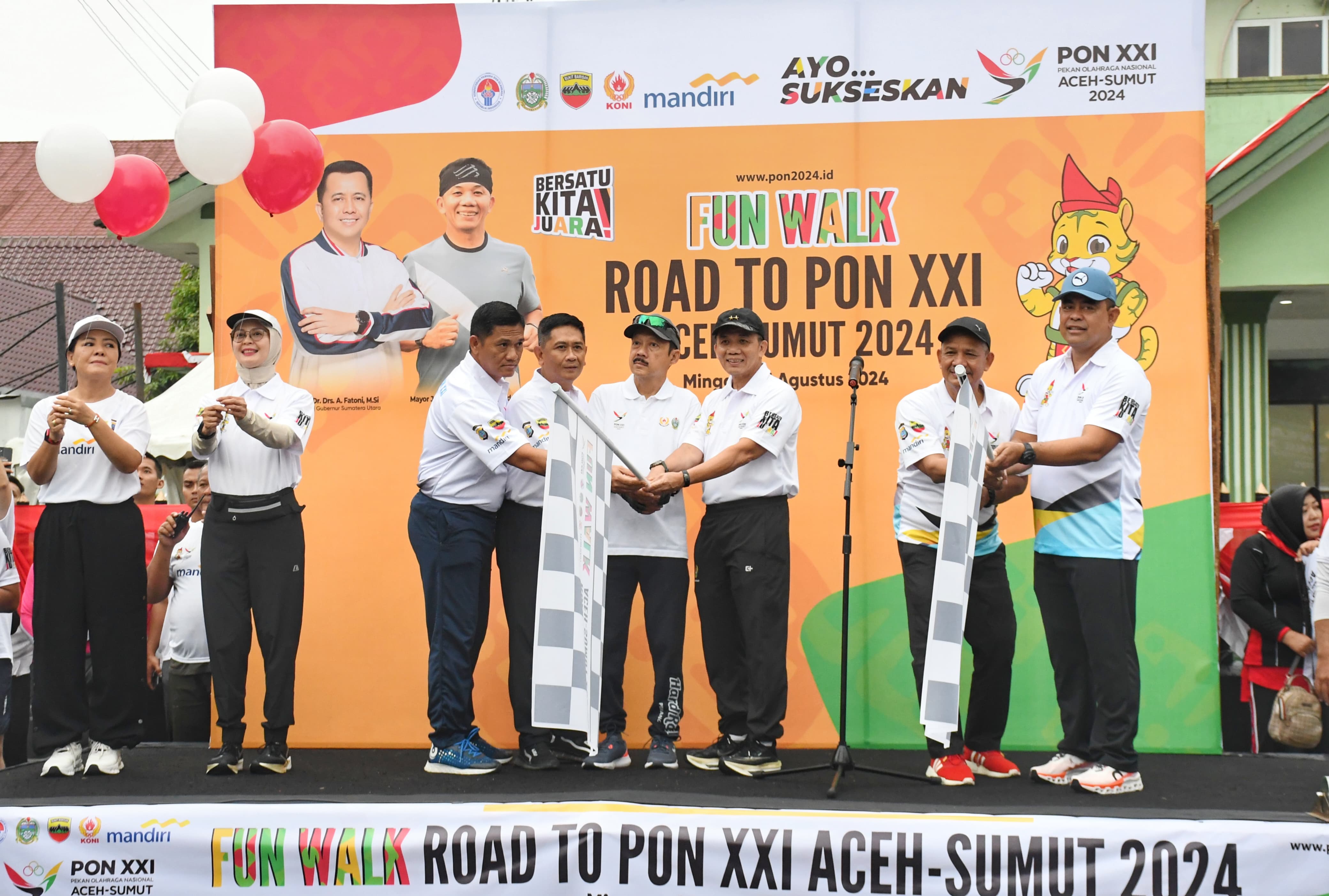 PELEPASAN : Peserta Fun Walk Menuju PON XXI Aceh-Sumut 2024 oleh unsur Forkopimda Sumut di Lapangan Benteng Medan.