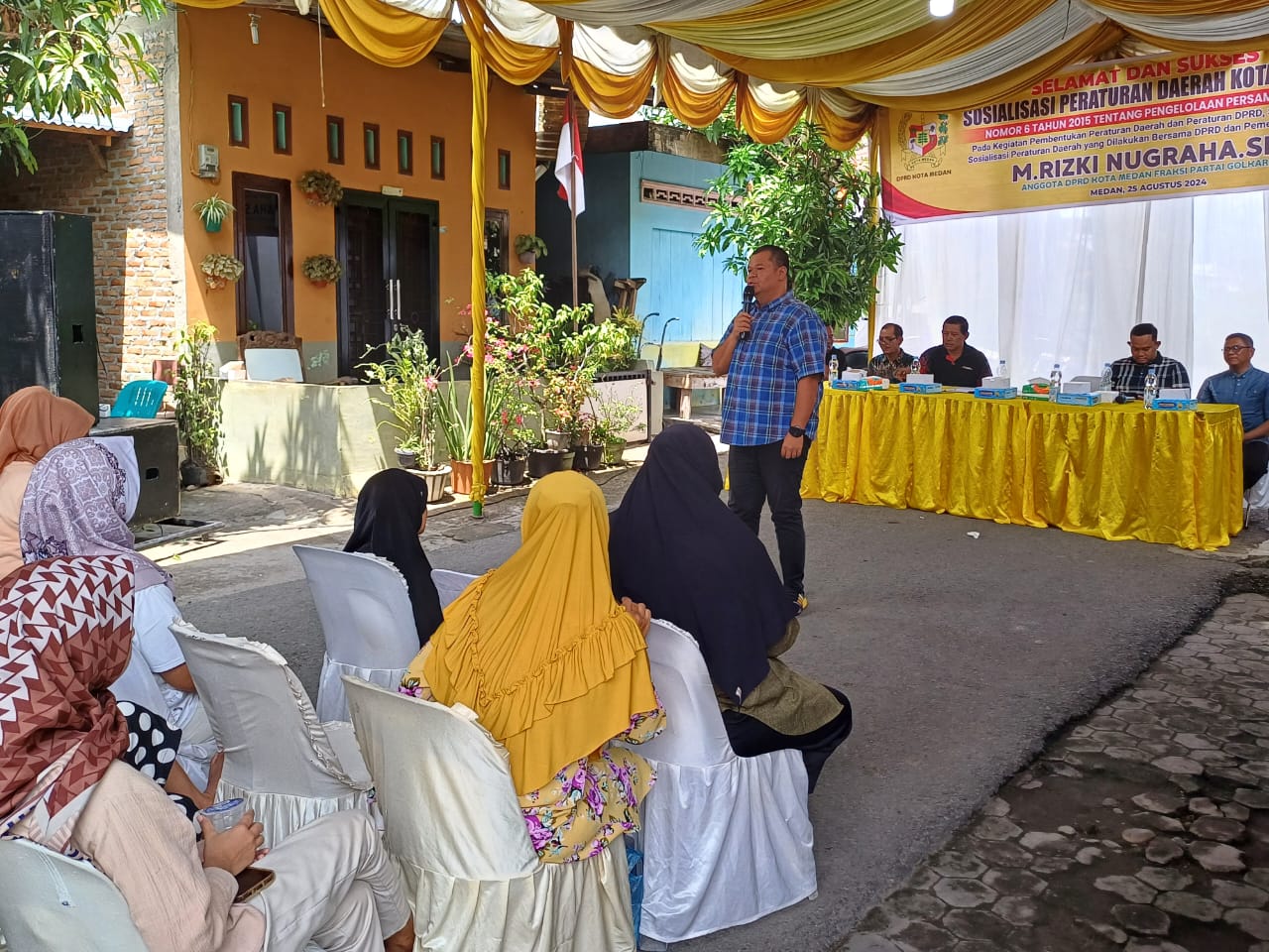 Anggota DPRD Kota Medan Fraksi Partai Golkar, M. Rizki Nugraha SE saat menggelar Sosialisasi di Jalan Swadaya Lingkungan 16, Kecamatan Medan Amplas, Minggu (25/8/2024). (Ist/Sumut Pos)
