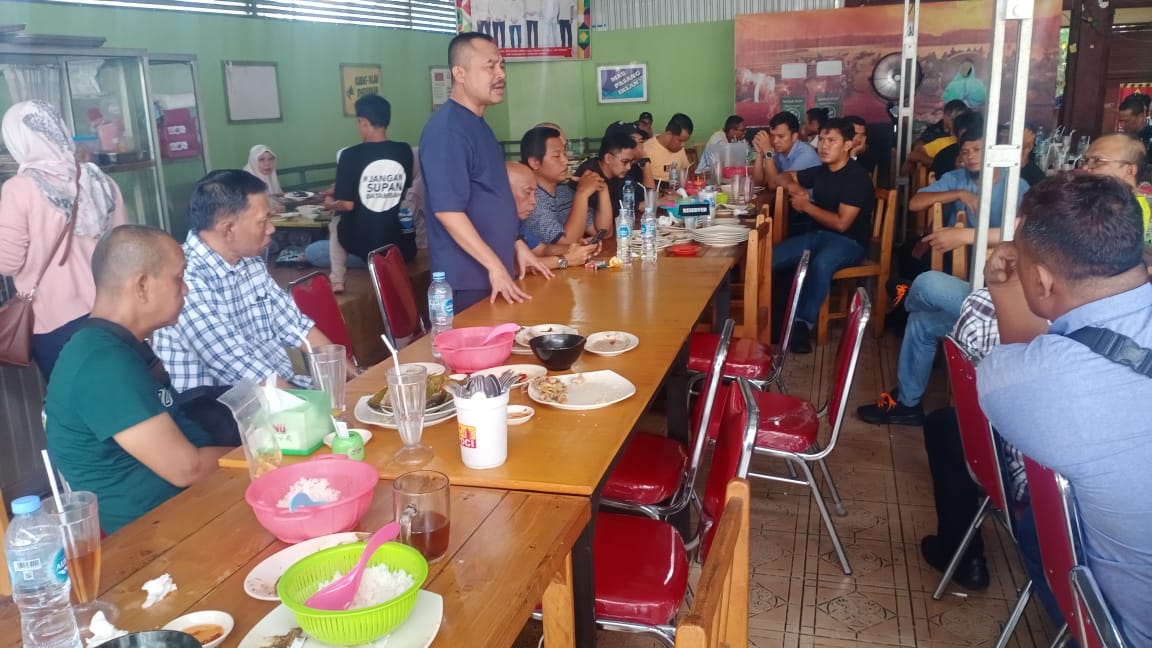 ARAHAN: Ketua PWI Sumut Farianda Putra Sinik memberikan arahan kepada kontingen PWI Sumut. (dok pribadi)