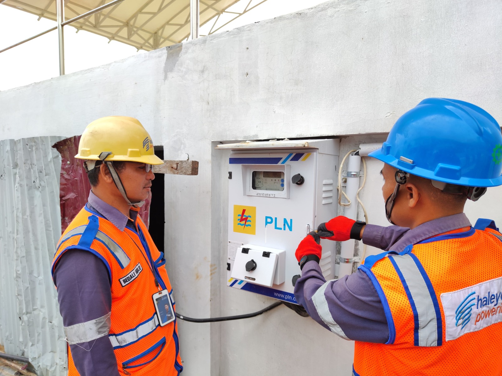 Petugas PLN telah selesai melakukan pemasangan permohonan pasang baru Gereja Katolik Paroki Santa Perawan Maria Diangkat ke Surga (SPMDS) dan melakukan pemasangan segel box APP, (24/8).