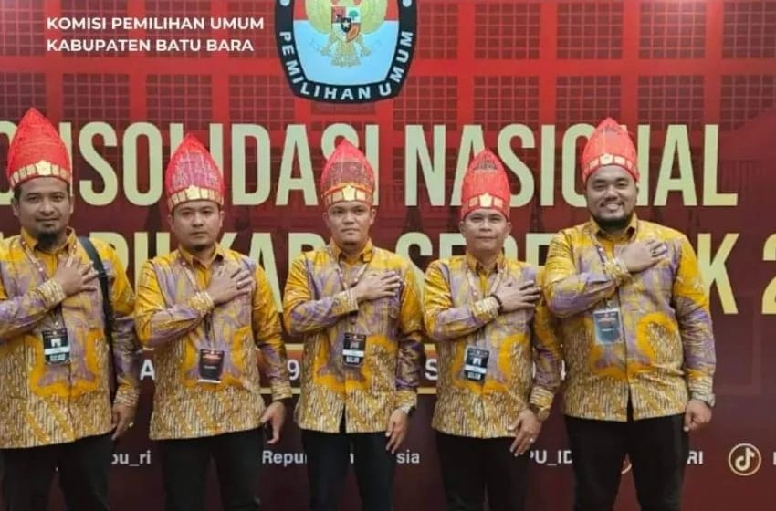 BERSAMA: Ketua KPU Batubara bersama Komisioner lainnya ikuti Rakornas di KPU RI di Jakarta, Sabtu(24/8). Foto : ISTIMEWA/SUMUT POS