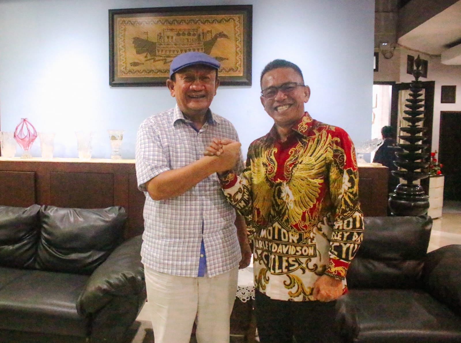 SILATURAHIM: Bakal Calon Wakil Wali Kota Medan, Zakiyuddin Harahap salam komando dengan Rustam Effendi (RE) Nainggolan saat silaturahim di kediaman tokoh masyarakat Sumatera Utara tersebut.