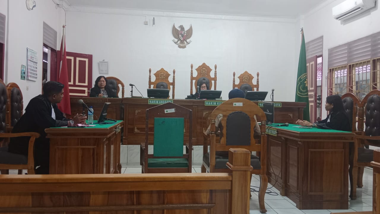 SIDANG: Kades Sisoma Palas, Marahalim Nasution, saat menjalani sidang di Pengadilan Tipikor Medan. (Dokumen M Agusman/Sumut Pos)