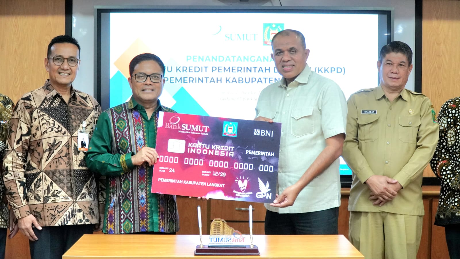 FOTO BERSAMA:  Pj Bupati Langkat foto bersama dengan Dirut Bank Sumut usai penandatanganan kerja sama.(Diskominfo Langkat/Sumut Pos)