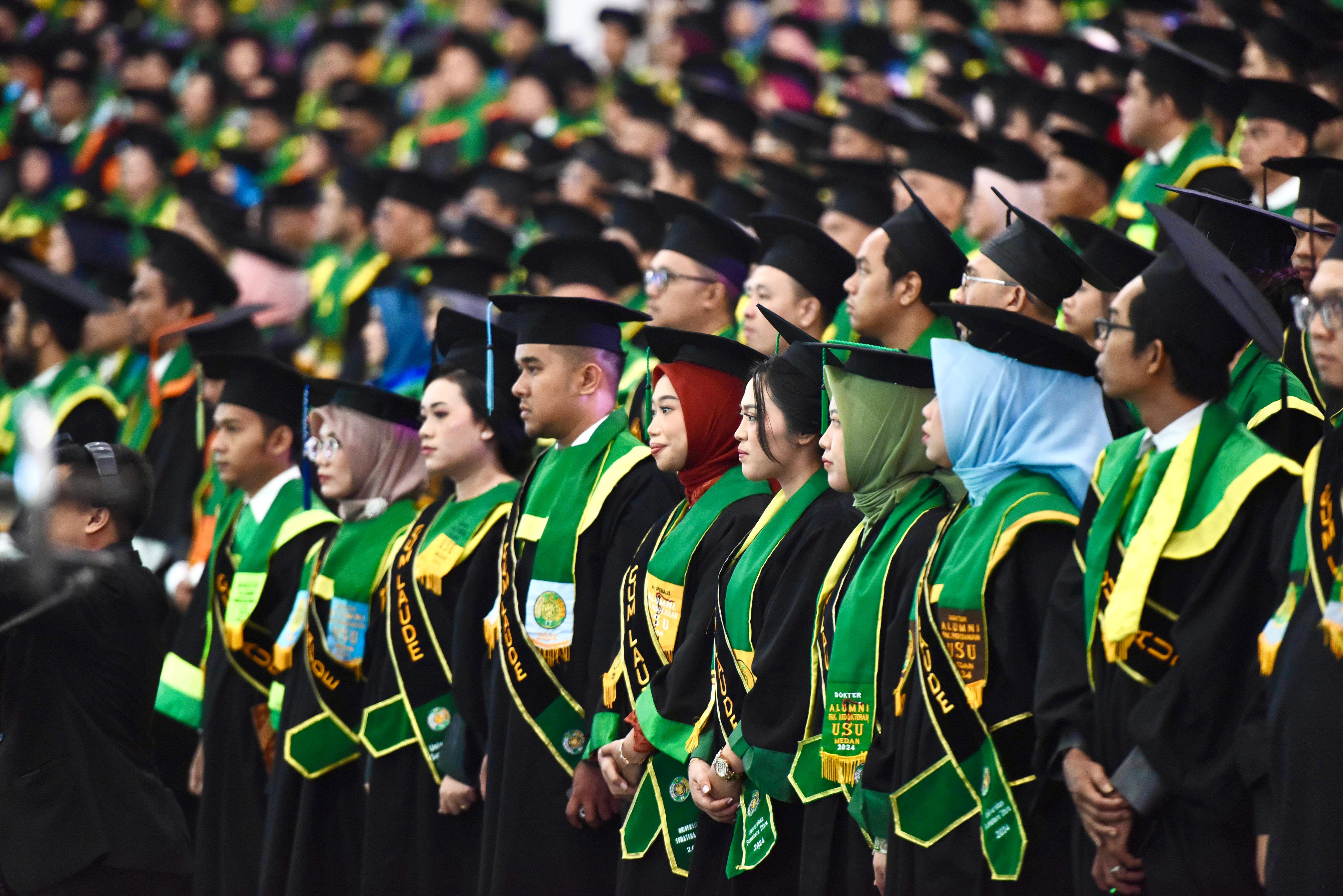 WISUDAWAN: Para lulusan saat mengikuti Wisuda Periode 4 Tahun Akademik 2023/2024, yang berlangsung secara hybrid di Auditorium USU dan penayangan streaming YouTube, pada Sabtu (24/8).