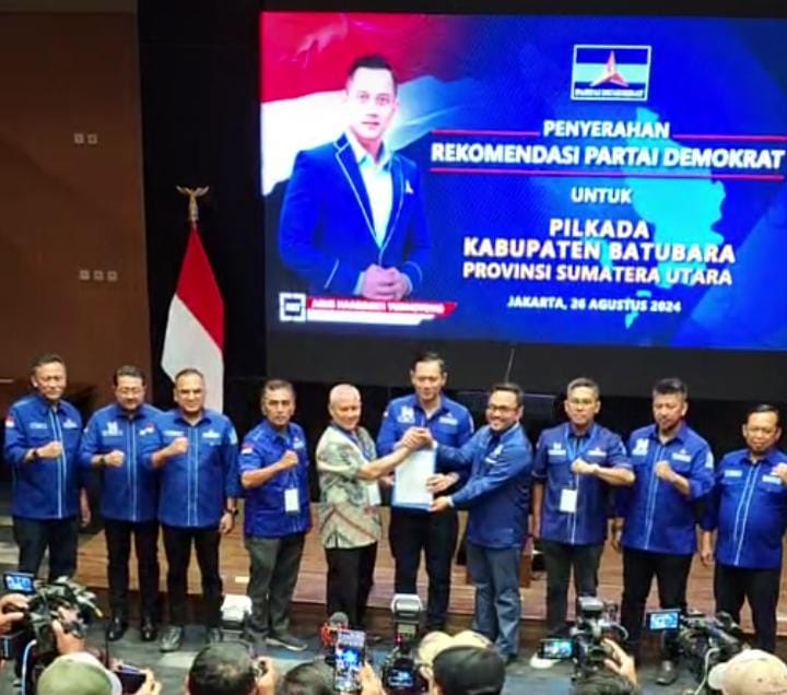 SERAHKAN: Ketua Ketua Umum DPP Partai  Demokrat Agus Harimurti Yudoyono (AHY)  secara resmi serahkan  rekomendasi  kepada Pasangan Balon Bupati-Wakil Bupati H Darwis Msi- Oky Iqbal Frima untuk maju