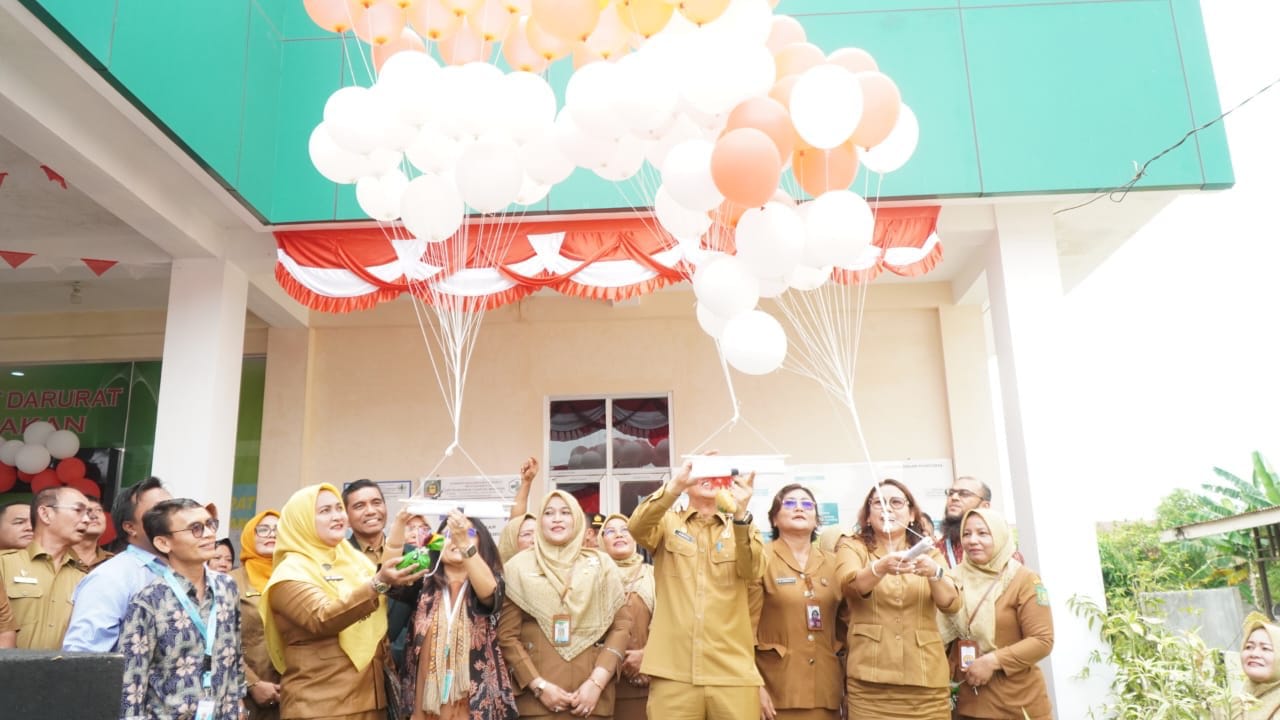 PELUNCURAN: Pelepasan balon sebagai tanda peluncuran program ILP di Puskesmas Tanjungberingin.(Diskominfo Langkat/Sumut Pos)