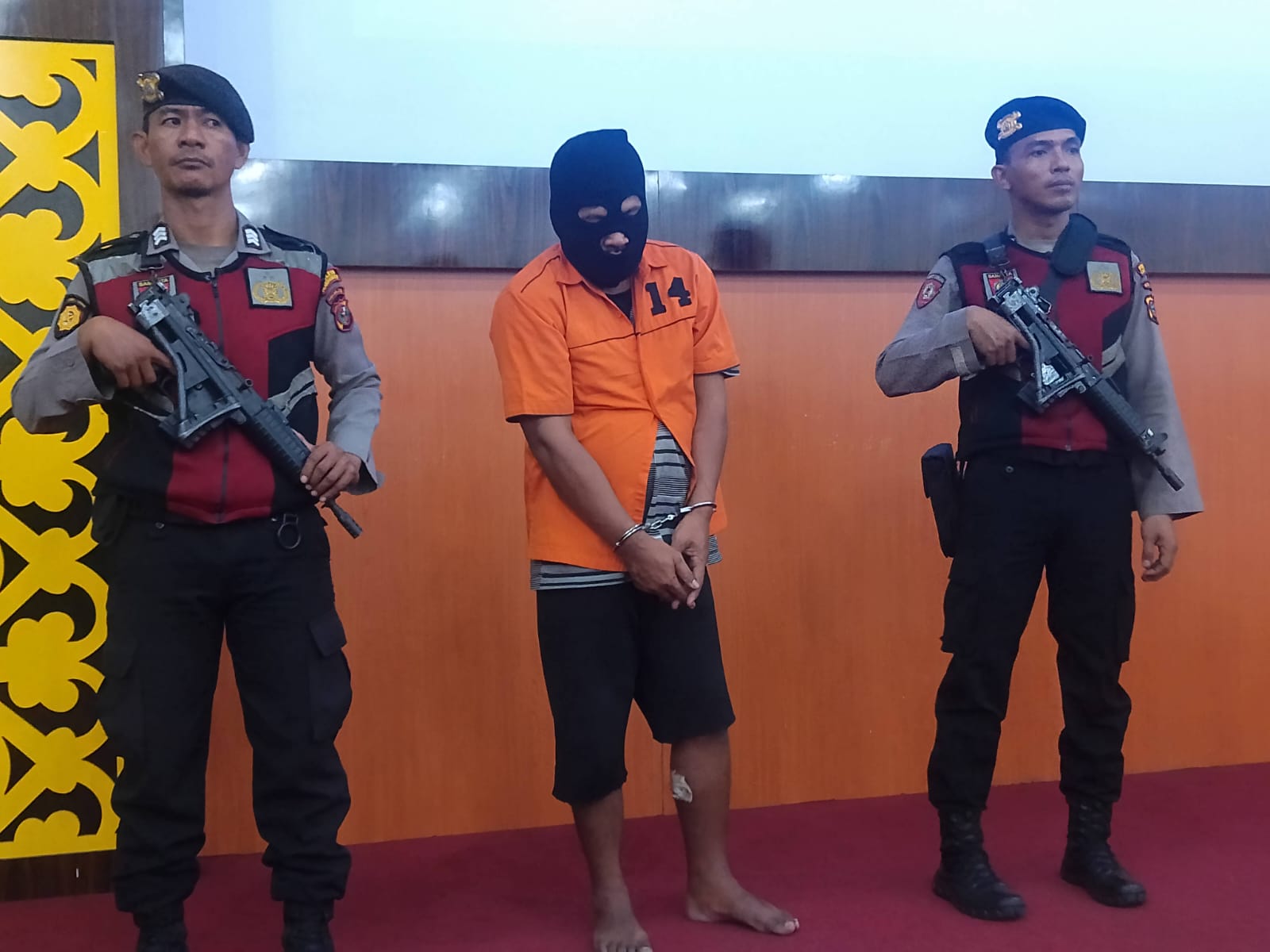DIAMANKAN: Pelaku rudapaksa saat diamankan di Polres Pelabuhan Belawan.