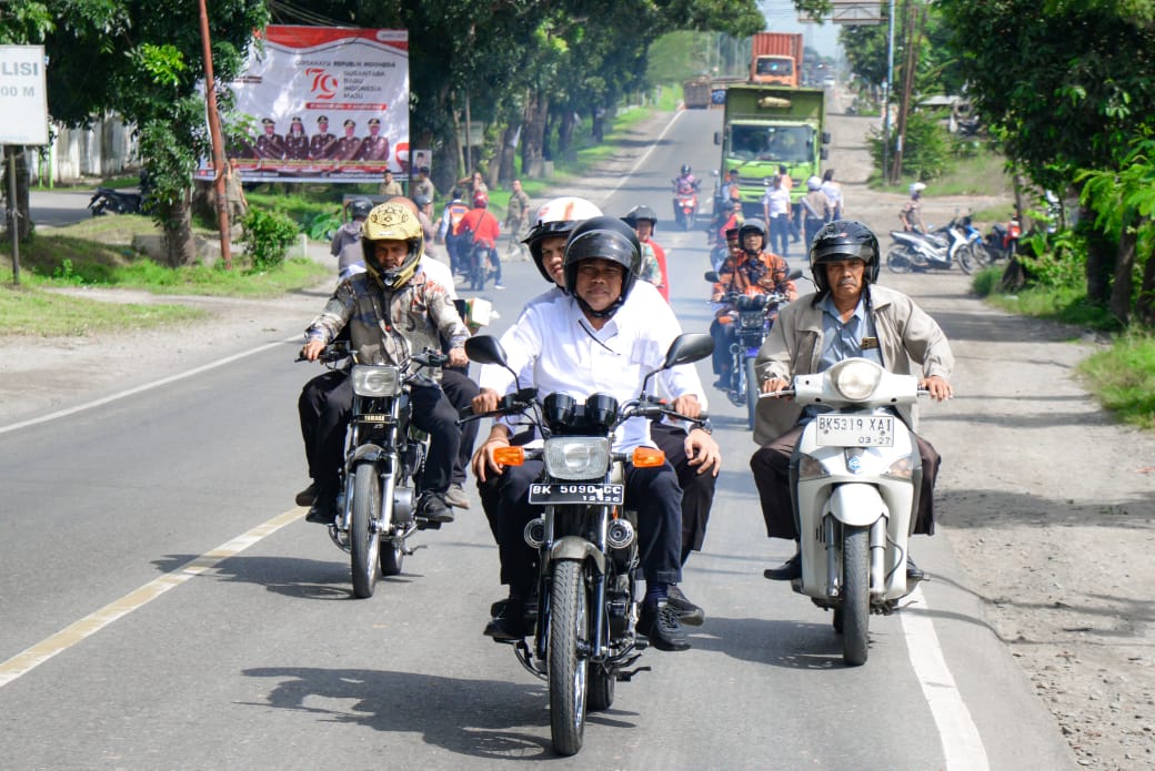 DAFTAR: H.Darma Wijaya dan H Adlin Tambunan mengendarai Sepeda motor RX King menuju KPU Kabupaten Serdang Bedagai diiringi pendukung . ( FADLY/SUMUT POS)