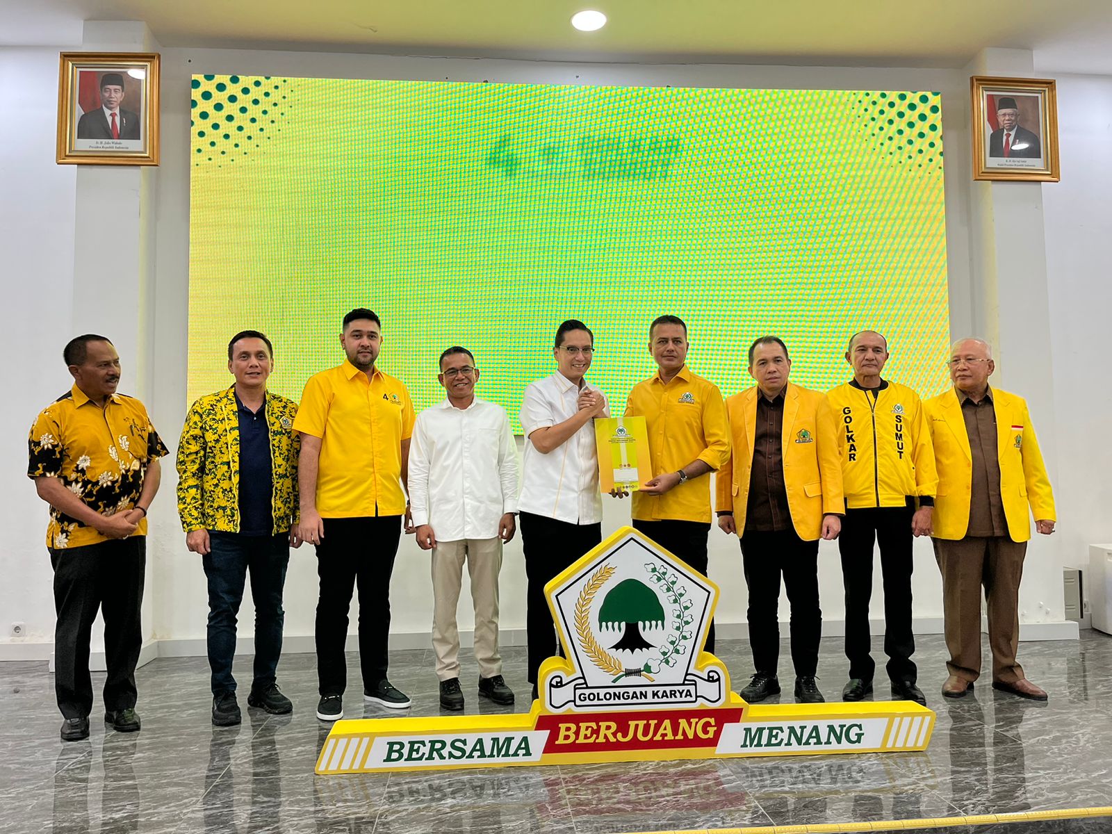SERAHKAN:  Ketua Golkar Sumatera Utara, Musa Rajekshah menyerahkan surat keputusan rekomendasi berupa B1KWK dari DPP Golkar diberikan kepada. pasangan Rico - Zaki di Kantor Golkar Sumut Jalan Sudirman