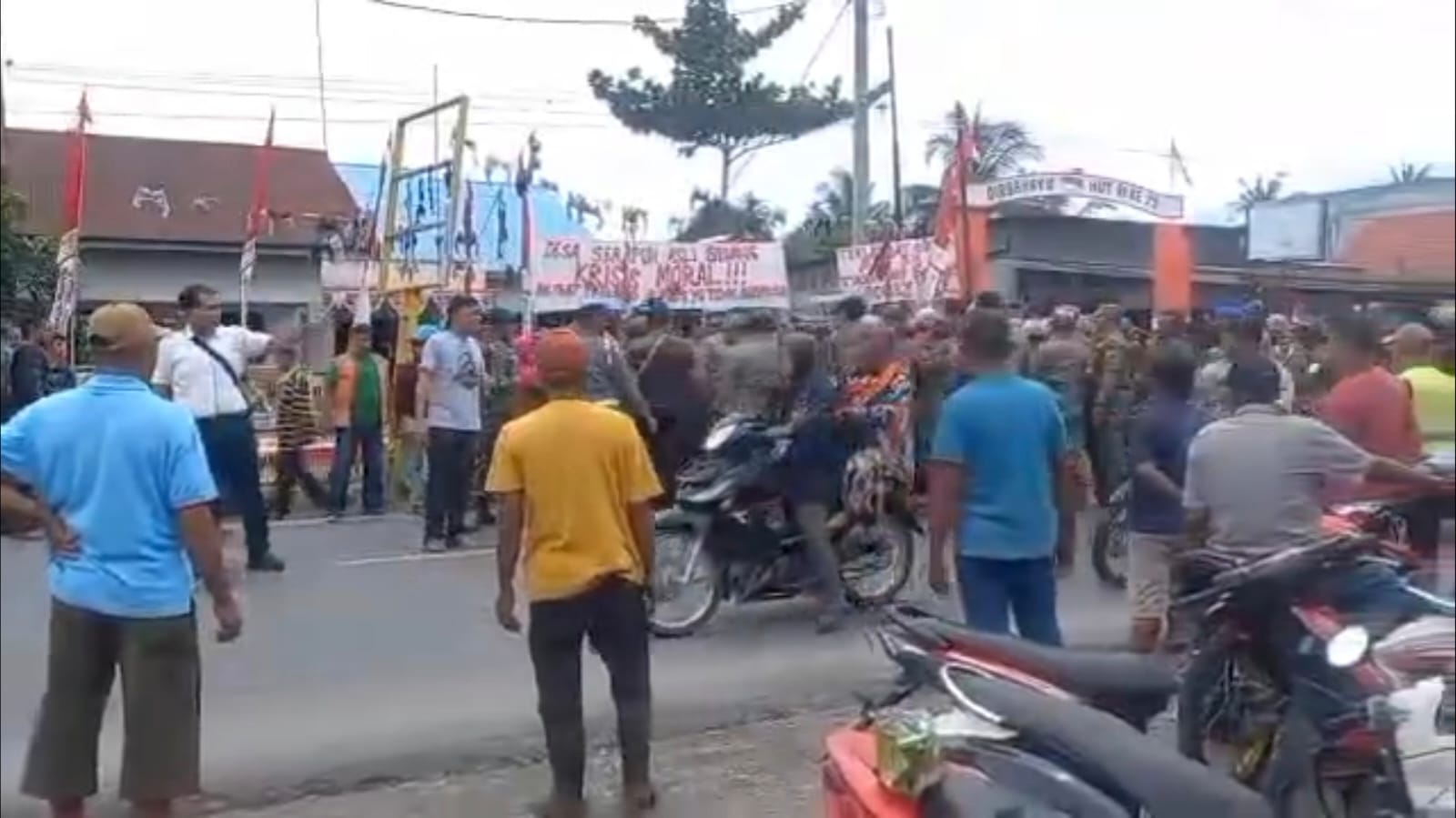 RICUH: masyarakat dengan Satpol PP ricuh  saat mau turunkan bra di Balai Desa Serapuh Asl.(Masyarakat Tanjungpura/Sumut Pos)
