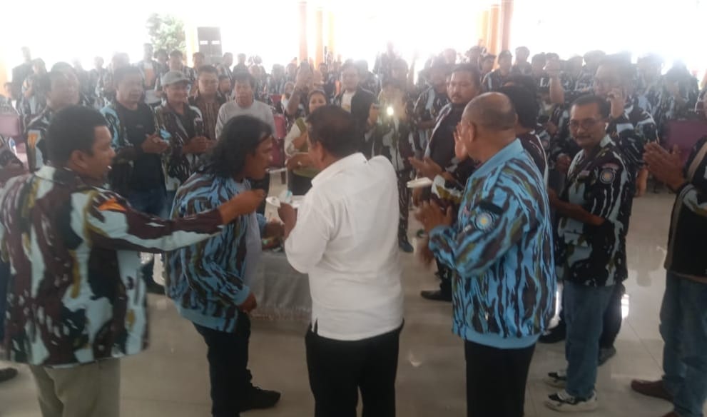 SUAP: Ketua DPD IPK Karo, Gembira Ginting bergantian disuapi kue HUT IPK ke-55 tahun.