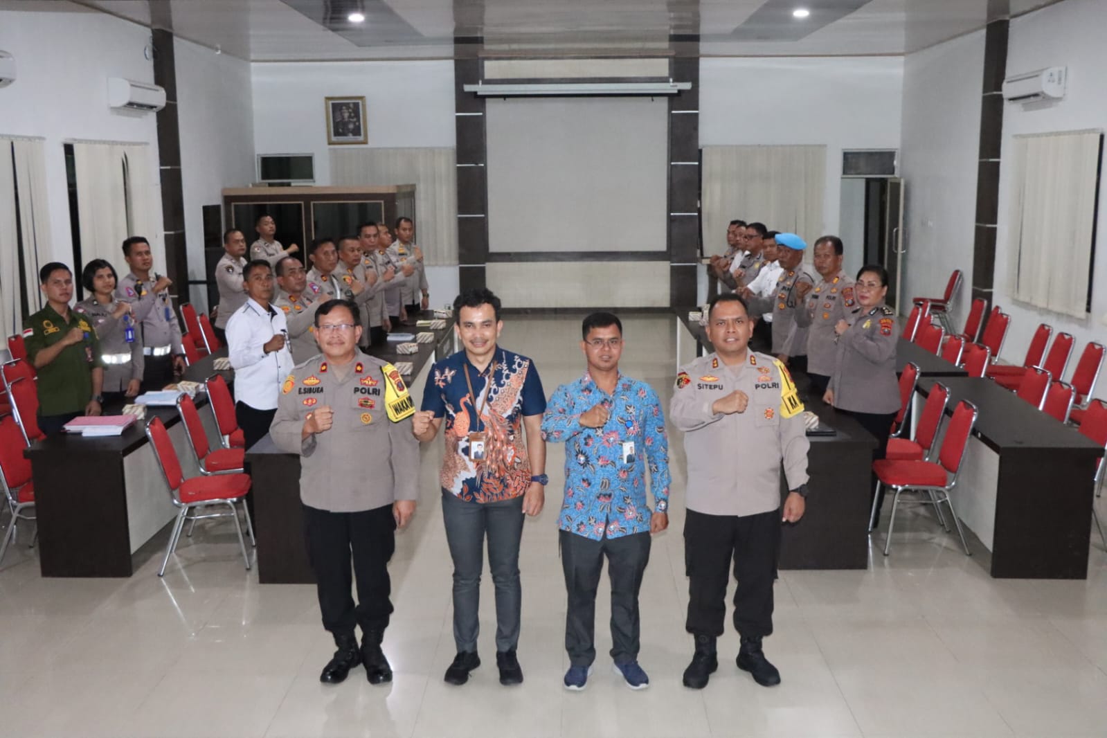 BERSAMA: Tim Ombudsman RI perwakilan Sumut bersama Kapolres Sergai beserta jajaran. ( FADLY/SUMUT POS)