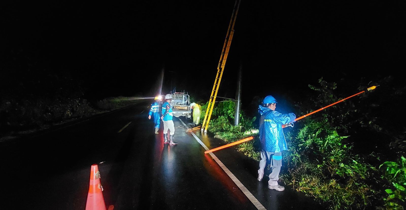 Petugas PLN sedang melakukan penggantian tiang listrik sebanyak 6 buah akibat cuaca ekstrem di Kabupaten Mandailing Natal, Sumatera Utara pada Selasa (27/8).