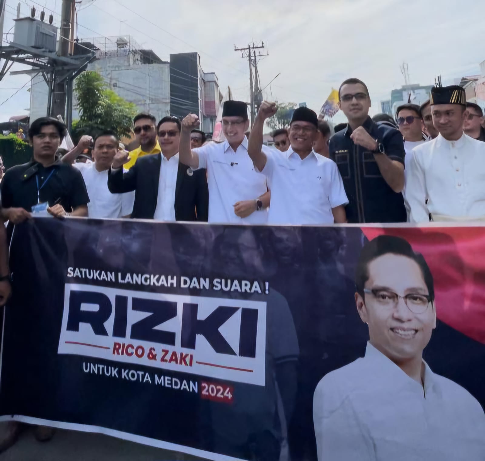 DAFTAR: Pasangan Bacalon Wali Kota dan Wakil Wali Kota, Rico Waas dan Zakiyuddin Harahap diantar ribuan massa menuju KPU Medan untuk mendaftarkan diri maju di Pilkada Medan 2024.