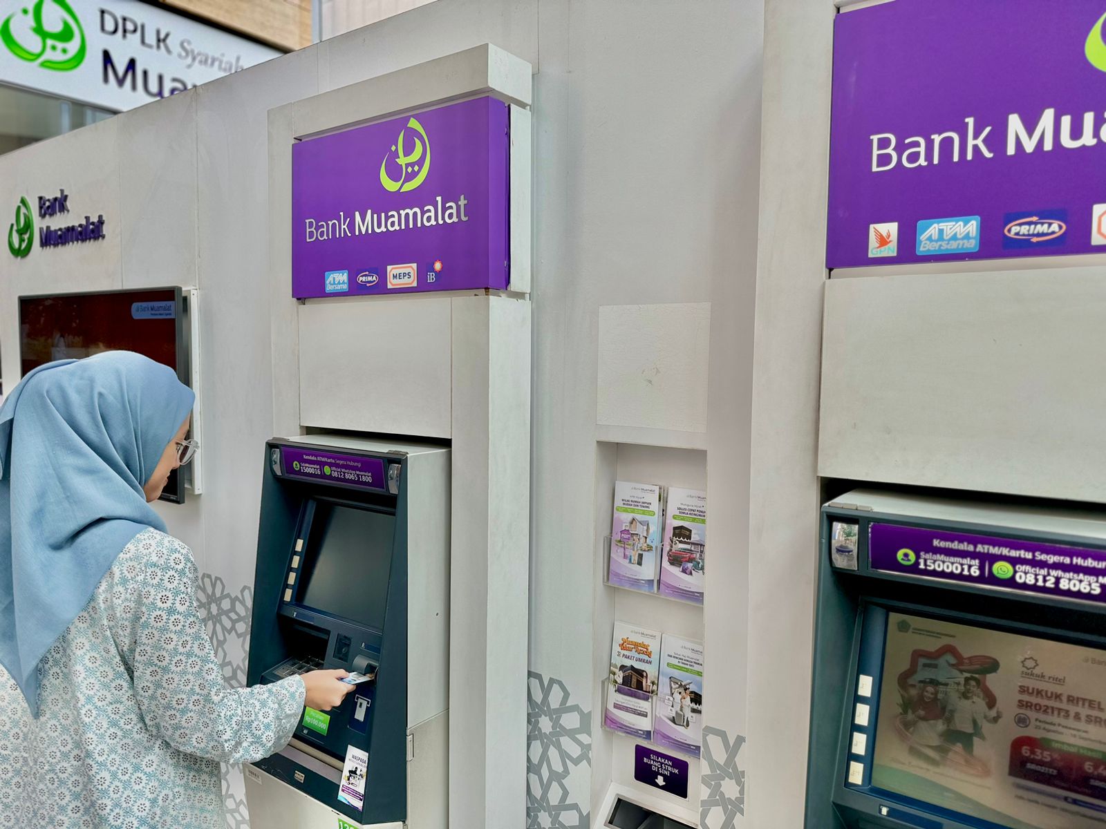 UANG: Nasabah saat mengambil uang di ATM Bank Muamalat.