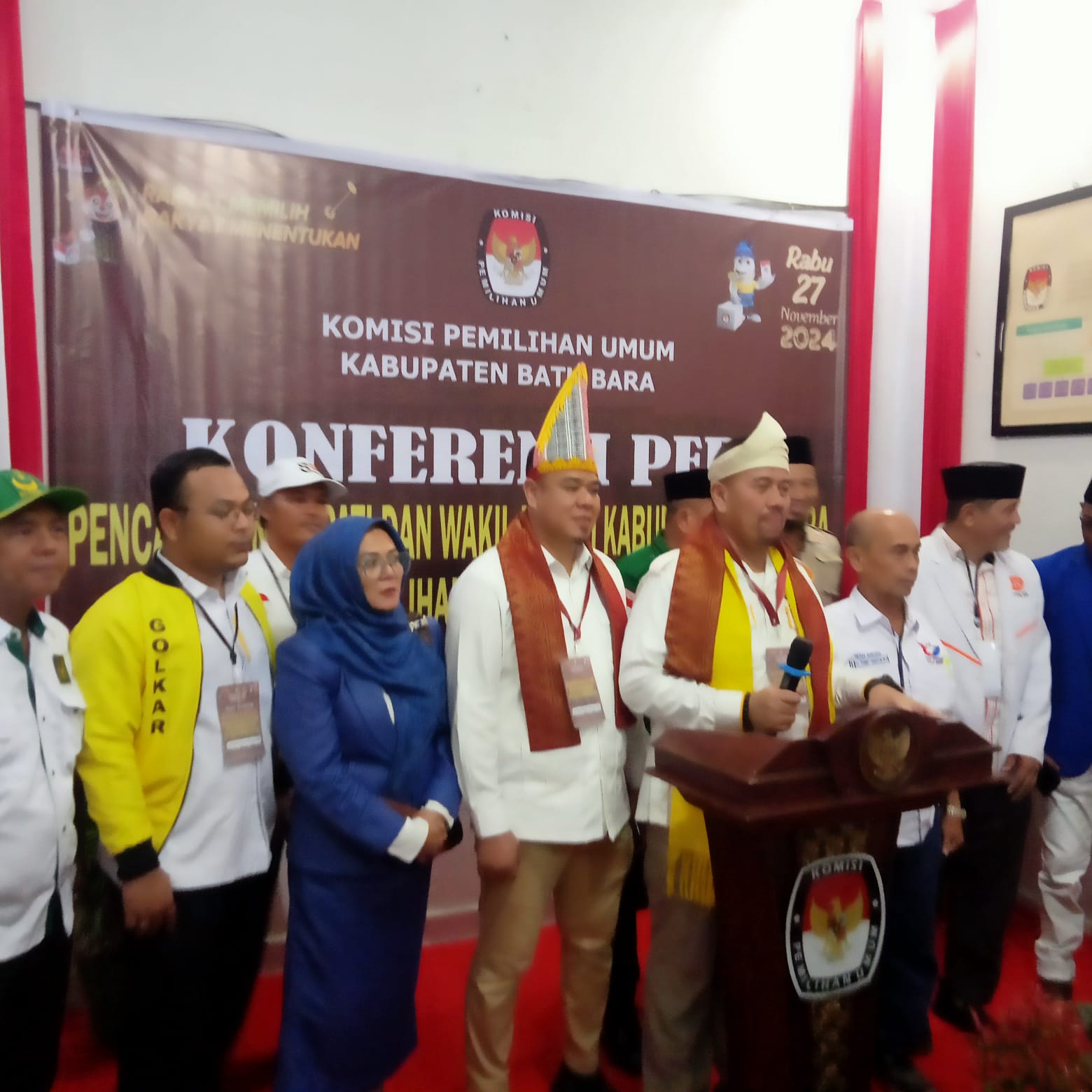SIARAN PERS: Paslon Bupati-Wakil Bupati Batubara H Baharuddin Siagian SH, Msi-Syafrizal SE,MAP didampingi  9 Ketua Parpol Pengusung dan Pendukung saat siaran pers usai mendaftar ke KPU Batubara, Kamis