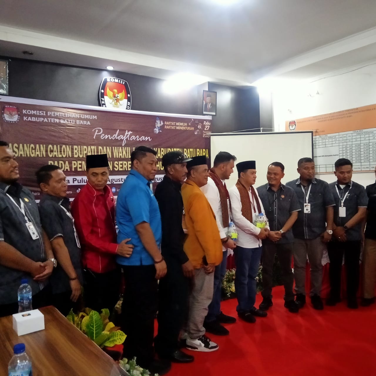 FOTO BERSAMA: Paslon Bupati-Wakil Bupati  Ir Zahir-Aslam Prayuda SE, MM foto bersama dengan Ketua KPU Batubara Erwin dan Komisioner KPU Batubara Lainnya,Rabu(28/8) di Limapuluh. Foto:/  Liberti H Halo