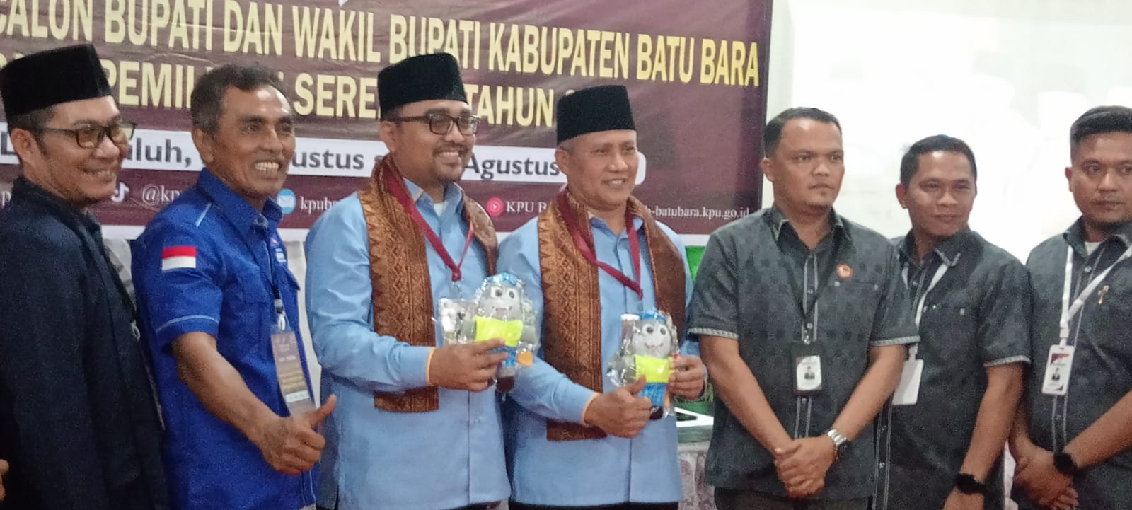 MENDAFTAR: Paslon Bupati-Wakil Darwis-Oky Iqbal Frima saat mendaftar di KPU Batubara, Rabu(28/8). Foto :Liberti H Haloho.