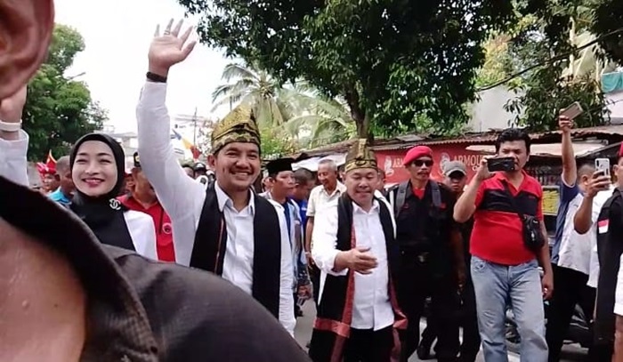 DAFTAR: Paslon Wali Kota Tebingtinggi Imam Irdian Saragih dari PDIP didampingi Chairil Mukmin Tambunan dari Partai Demokrat ketika mendaftar ke KPU Kota Tebingtinggi. (SOPIAN/SUMUT POS)