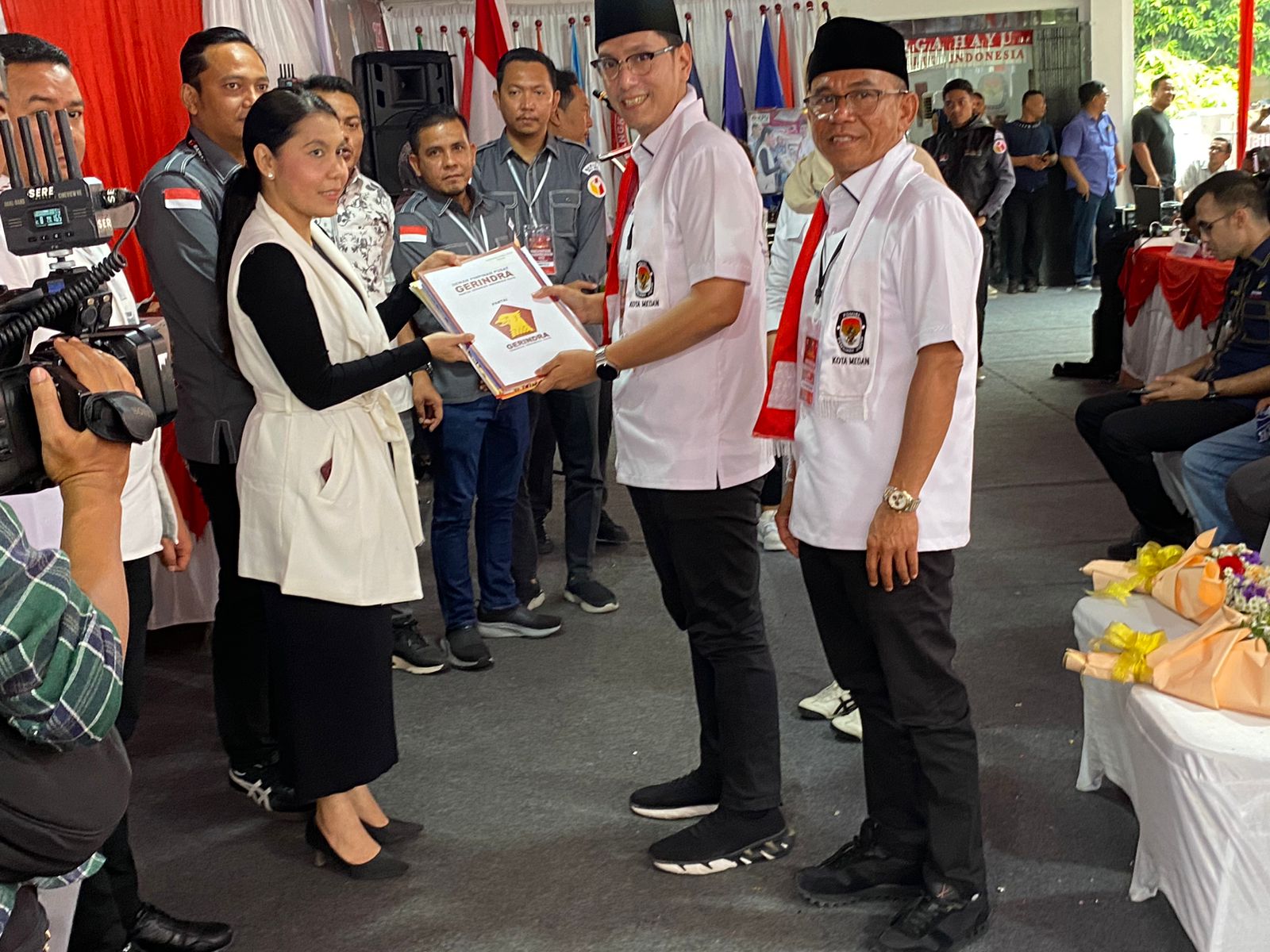 SERAHKAN: Pasangan Calon (Paslon) Wali Kota dan Wakil Wali Kota Medan, Rico Waas dan Zakiyudin Harahap (Rico-Zaki) menyerahkan berkas pendaftaran kepada Ketua KPU Medan, Mutia Atiqah. FOTO: MARKUS PAS