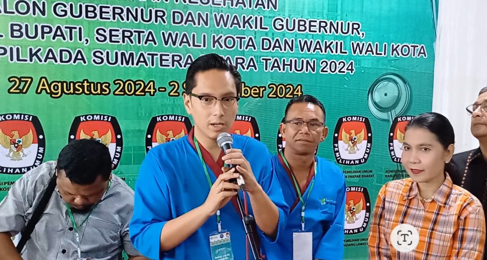 TES KESEHATAN: Calon Wali Kota dan Wakil Wali Kota Medan, Rico Waas dan Zakiyuddin Harahap saat memberikan keterangan pers sebelum menjalani tes kesehatan di RSUP H. ((MARKUS PASARIBU/SUMUT POS) )