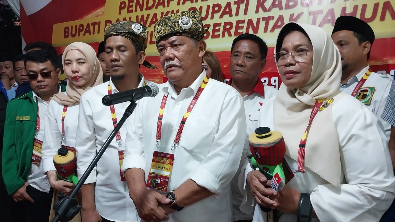 MENDAFTAR: Pasangan calon Bupati dan Wabup, Ali Yusuf Siregar dan Bayu Sumantri  Agung saat mendaftar di KPU Deliserdang. (BATARA/SUMUT POS)