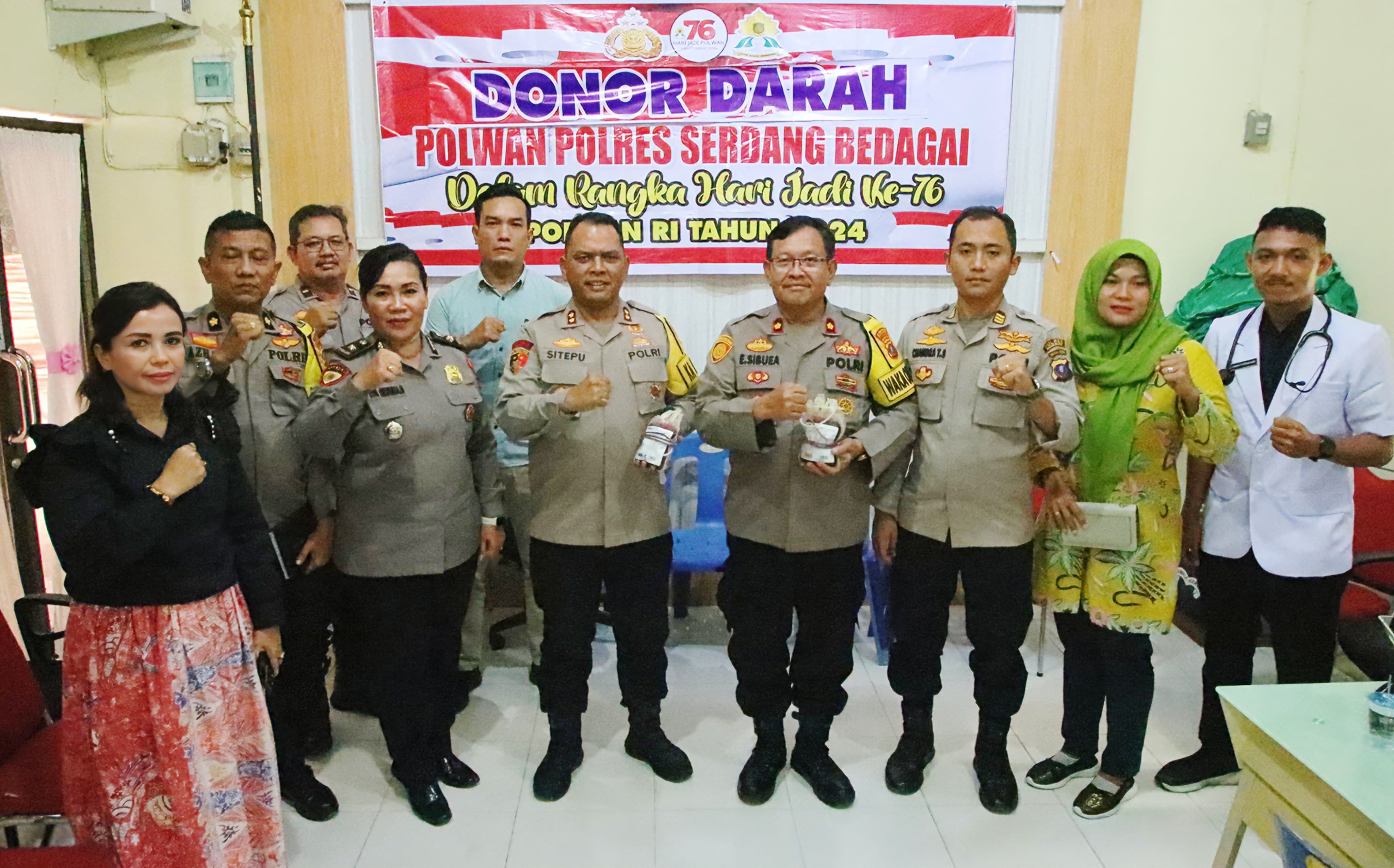 BERSAMA: Kapolres Sergai AKBP Jhon Hery Rakutta Sitepu bersama Polwan Polres Sergai dan Tenaga Kesehatan . ( FADLY/SUMUT POS)