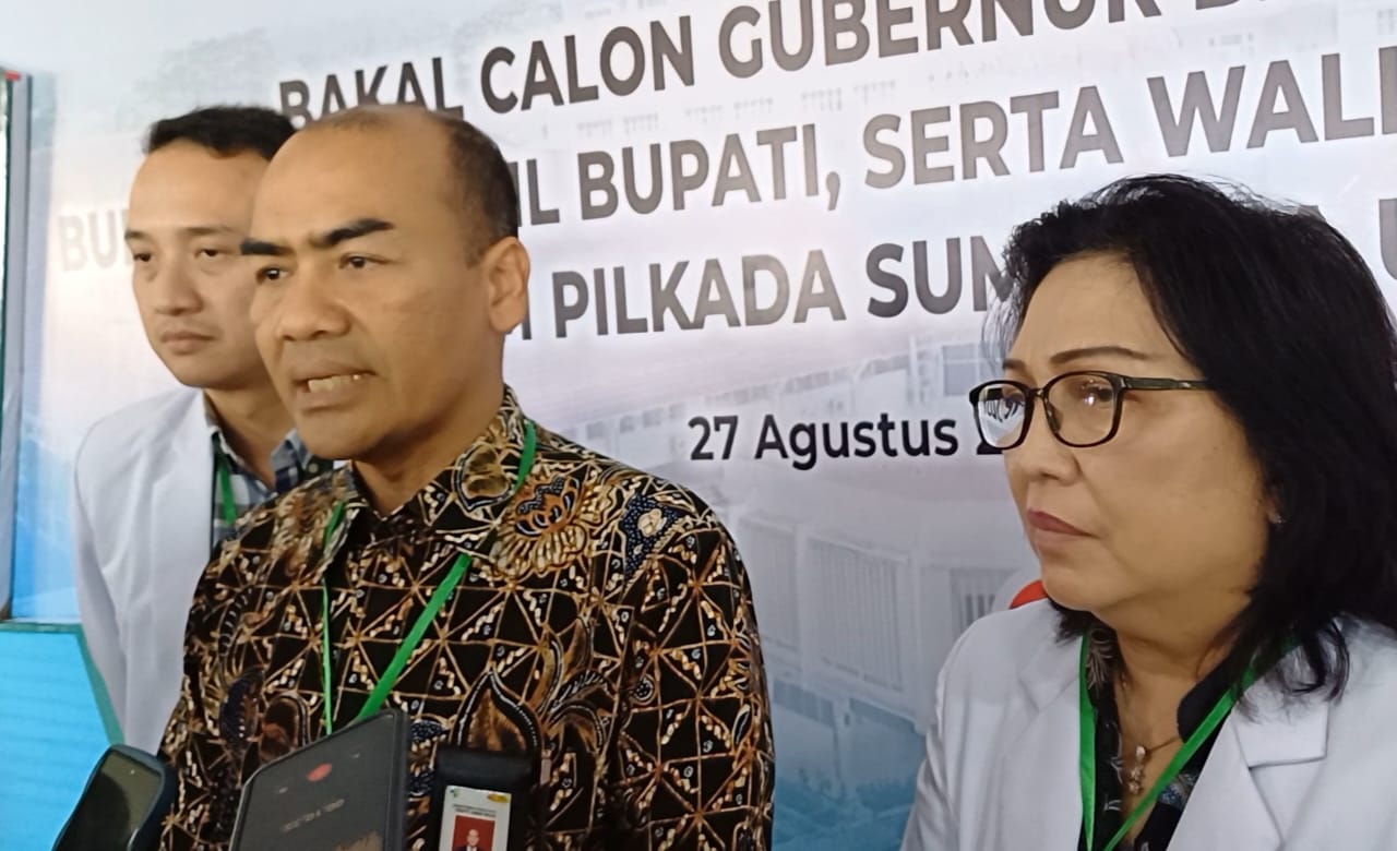 BERSAMA: Direktur Utama RS H Adam Malik dr Zainal Safri SpPD-KKV SpJP (K), bersama tim pelaksana pemeriksaan kesehatan, dr Andriandi Mked dan dan Wakil Ketua Tim Pelaksana Pemeriksaan Kesehatan.