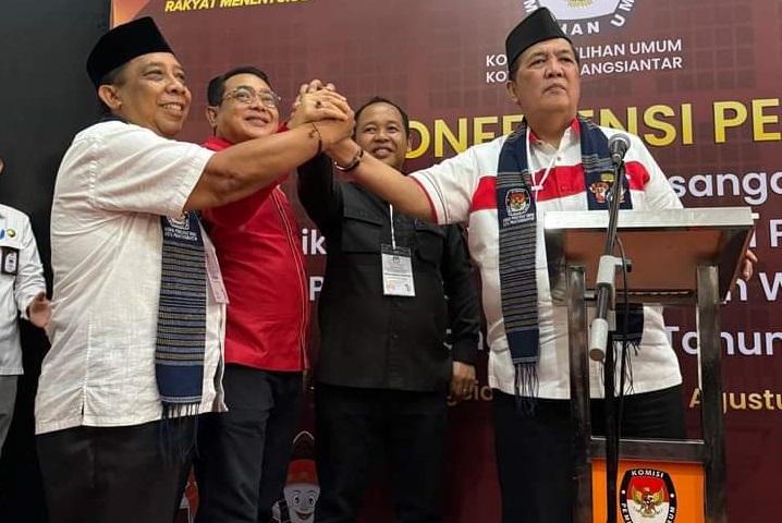 Yang Santoso saat mendaftar di KPU Siantar.
