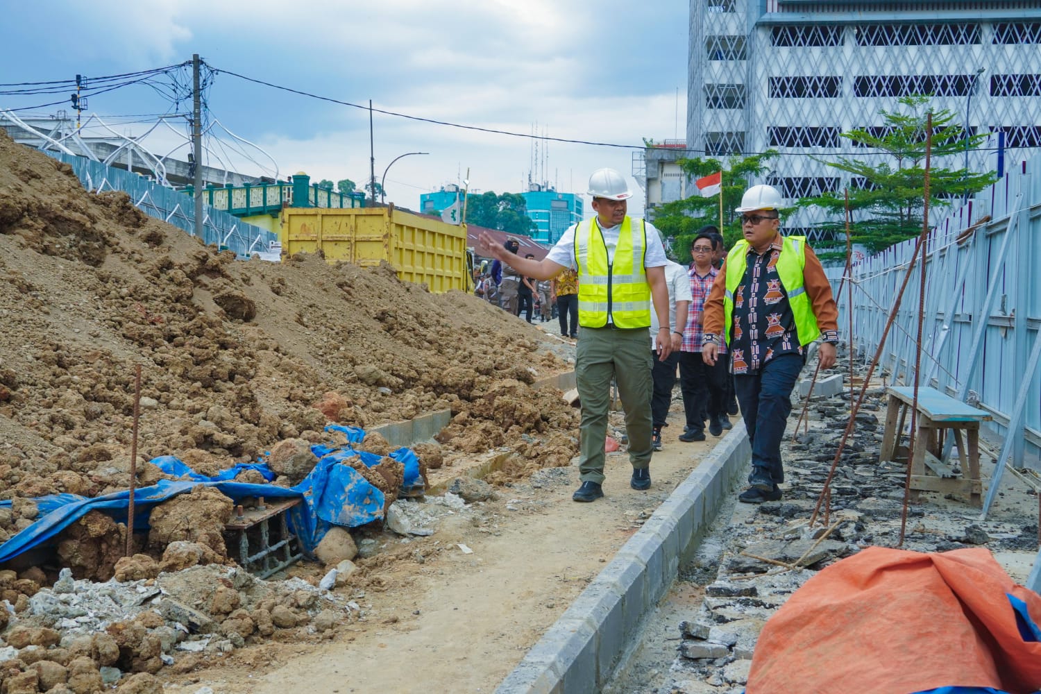 TINJAU: Wali Kota Medan Bobby Nasution saat meninjau Lapangan Merdeka Medan, Jumat (30/8/2024).