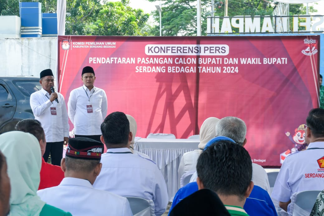 PENDAFTARAN: Darma Wijaya dan Adlin Tambunan saat pendaftaran ke KPUD Kabupaten Serdangbedagai. (FOTO: FADLY/SUMUT POS)