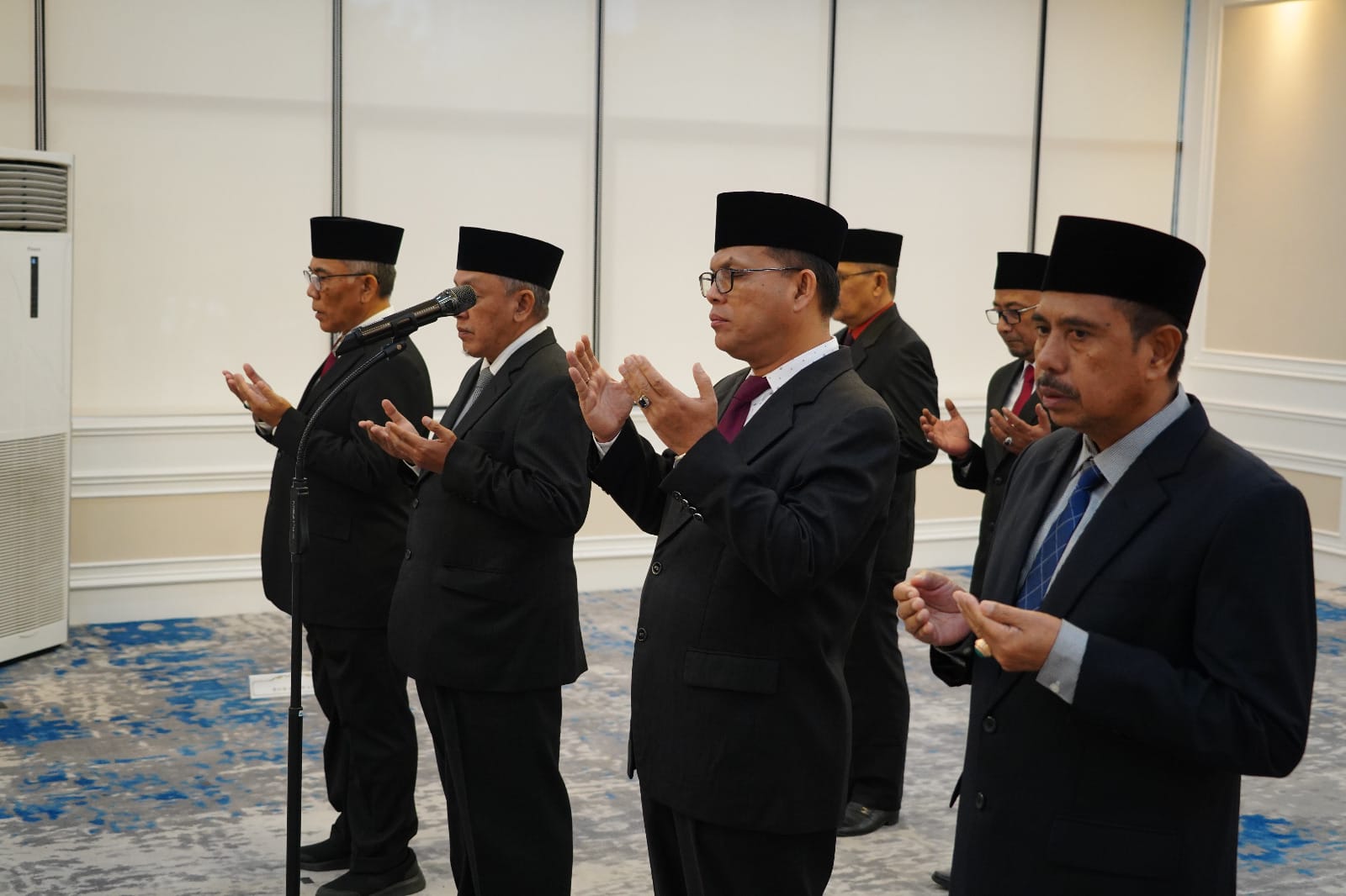 PELANTIKAN: Kepala Biro AUPK UIN Sumatera Utara Drs Ibnu Sa&rsquo;dan MPd (2 kanan) mengikuti pelantikan di Kantor Kementerian Agama.(ISTIMEWA)