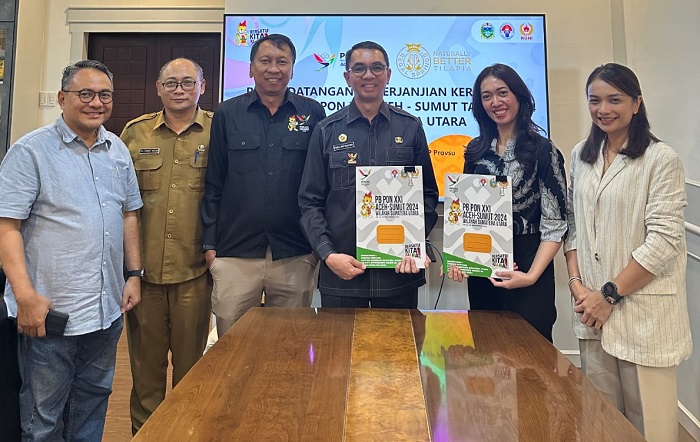 BERSAMA: Kepala Bidang Pemasaran PB PON XXI Wilayah Sumut Faisal Arif Nasution, diabadikan bersama perwakilan Regal Springs Indonesia, Arum P Handayani. (Fadly/Sumut Pos)