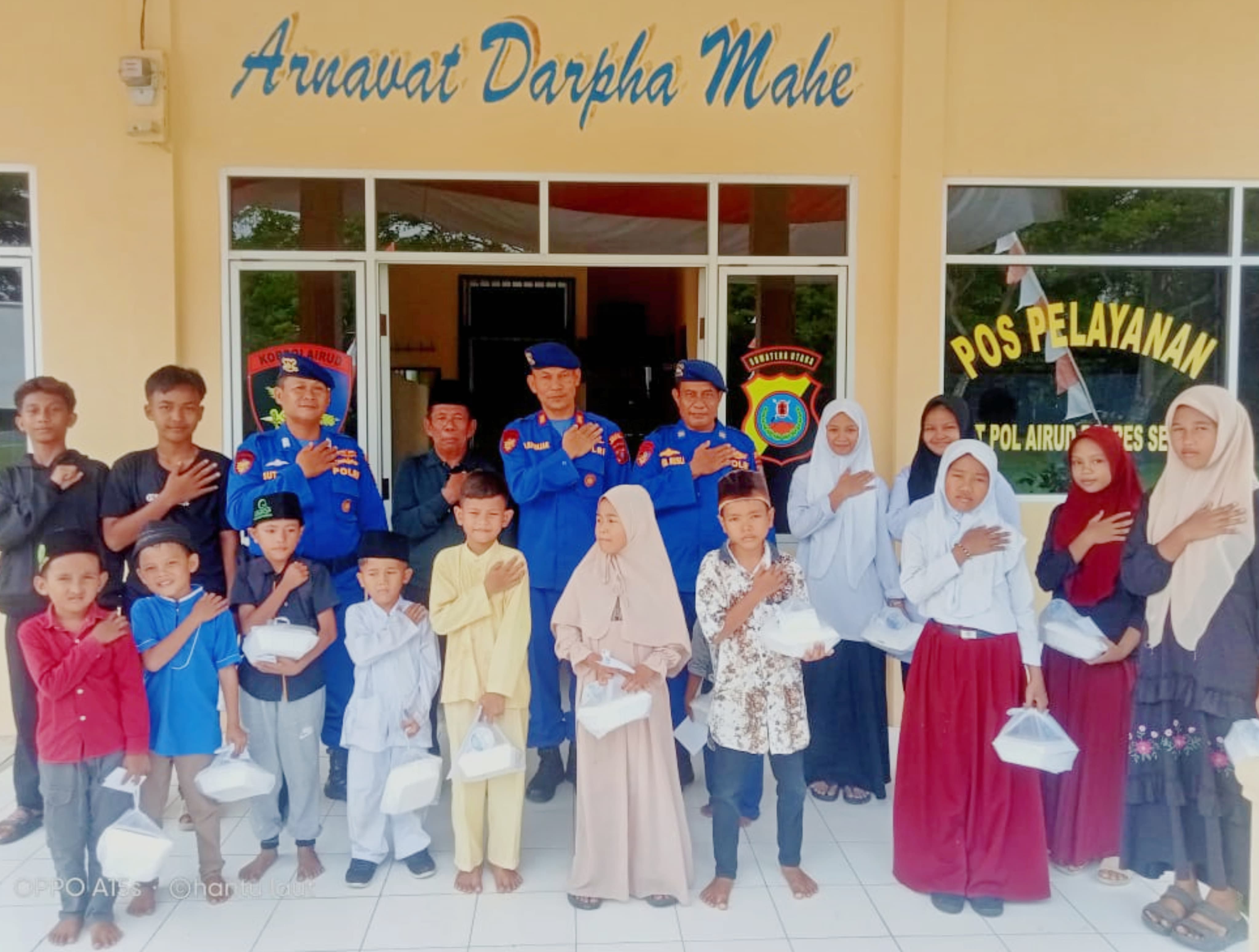 DIABADIKAN: Personel Polairud Polres Sergai dan anak yatim di Kantor Polairud Sergai. (Fadly/Sumut Pos)