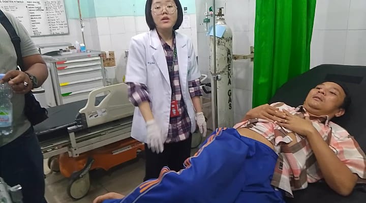 DIRAWAT: Korban Arief Suhedi saat dirawat di RSUD Pirngadi Medan. (Dokumen Polsek Medan Labuhan)