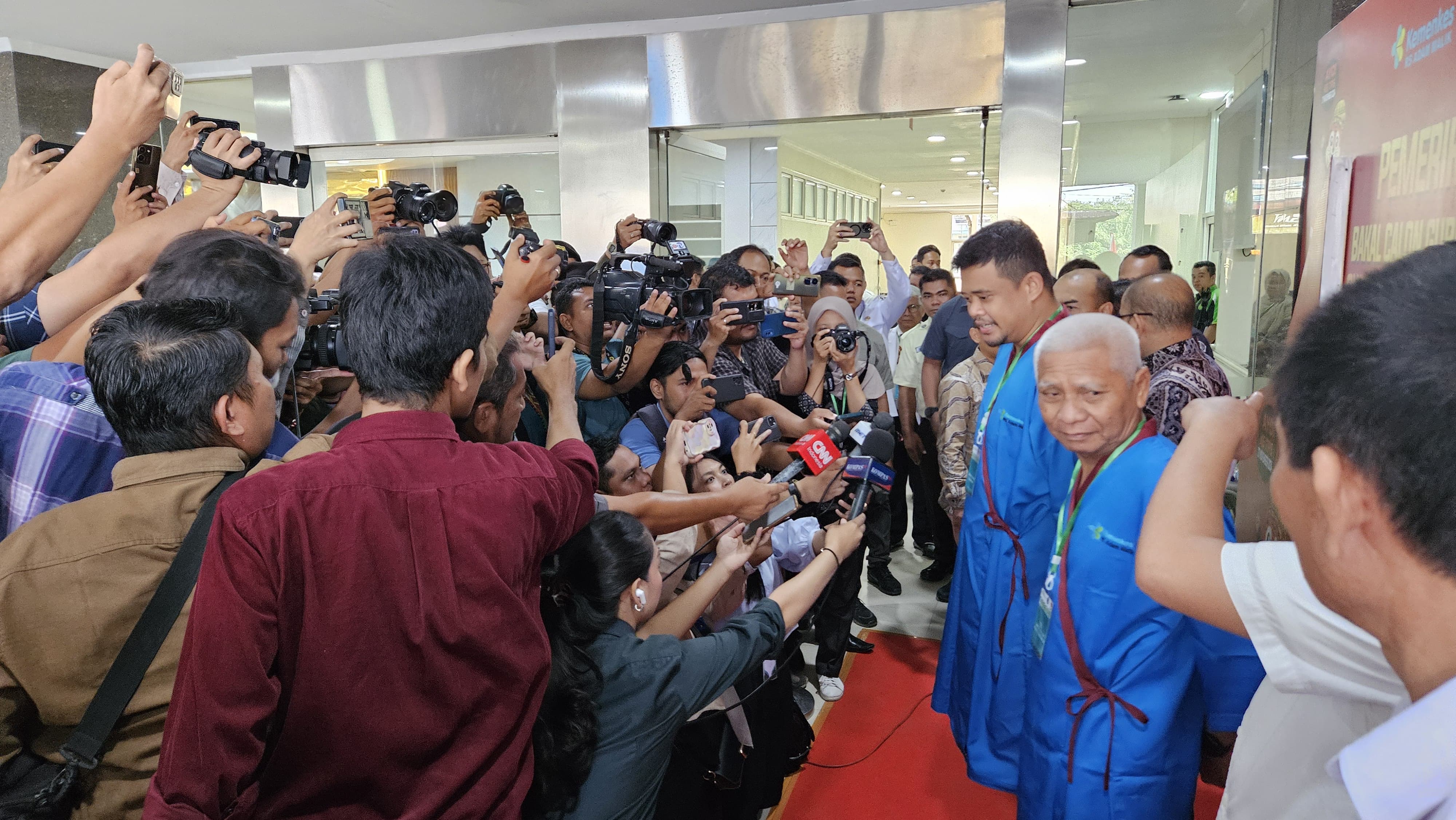 Bapaslon Gubernur dan Wakil Gubernur Sumut Bobby Nasution - Surya usai menjalani pemeriksaan kesehatan di Rumah Sakit Umum Haji Adam Malik, Senin (2/9/2024).