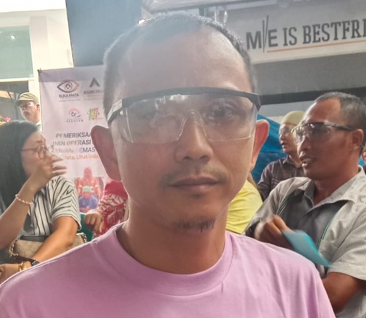 BAHAGIA: Bancah Damanik merasa  bahagia, setelah matanya dioperasi di Rumah Sakit Mata Siantar yang diinisiasi PT Agincourt Resources. FOTO: PRA EVASI SIHALOHO/SUMUT POS