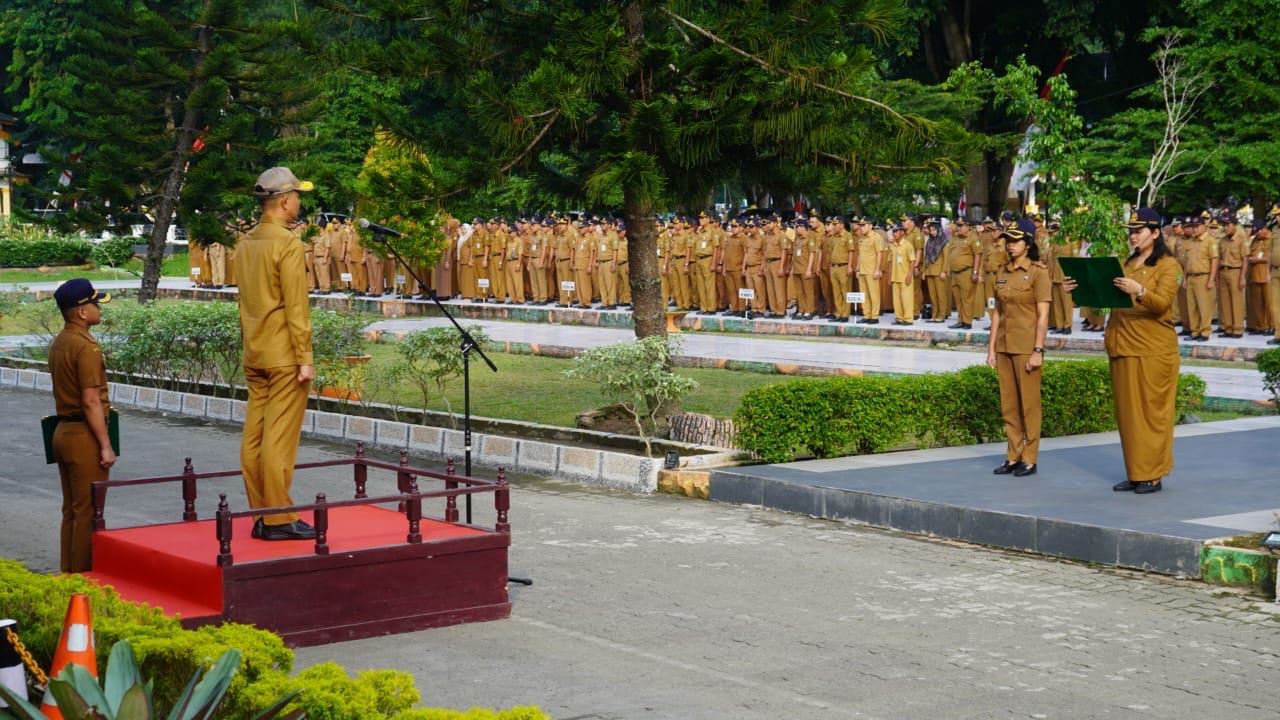 APEL GABUNGAN:  Sekda Langkat, Amril memimpin apel gabungan.(Diskominfo Langkat/Sumut Pos)