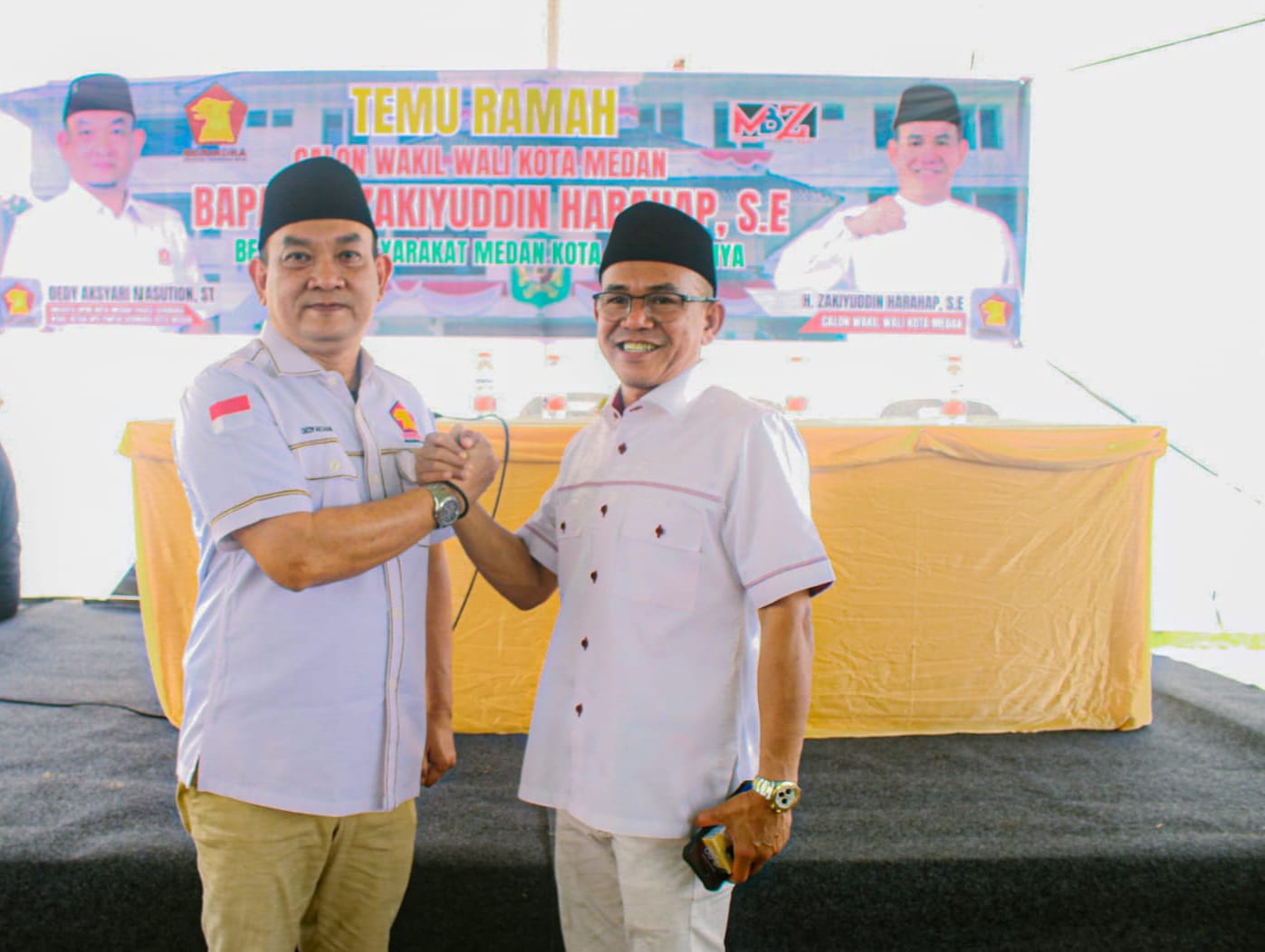 SALAM KOMANDO; Anggota Komisi IV DPRD Kota Medan, Dedy Aksyari salam komando dengan Bakal Calon Wakil Wali Kota Medan, H. Zakiyuddin Harahap.(MARKUS/SUMUT POS)