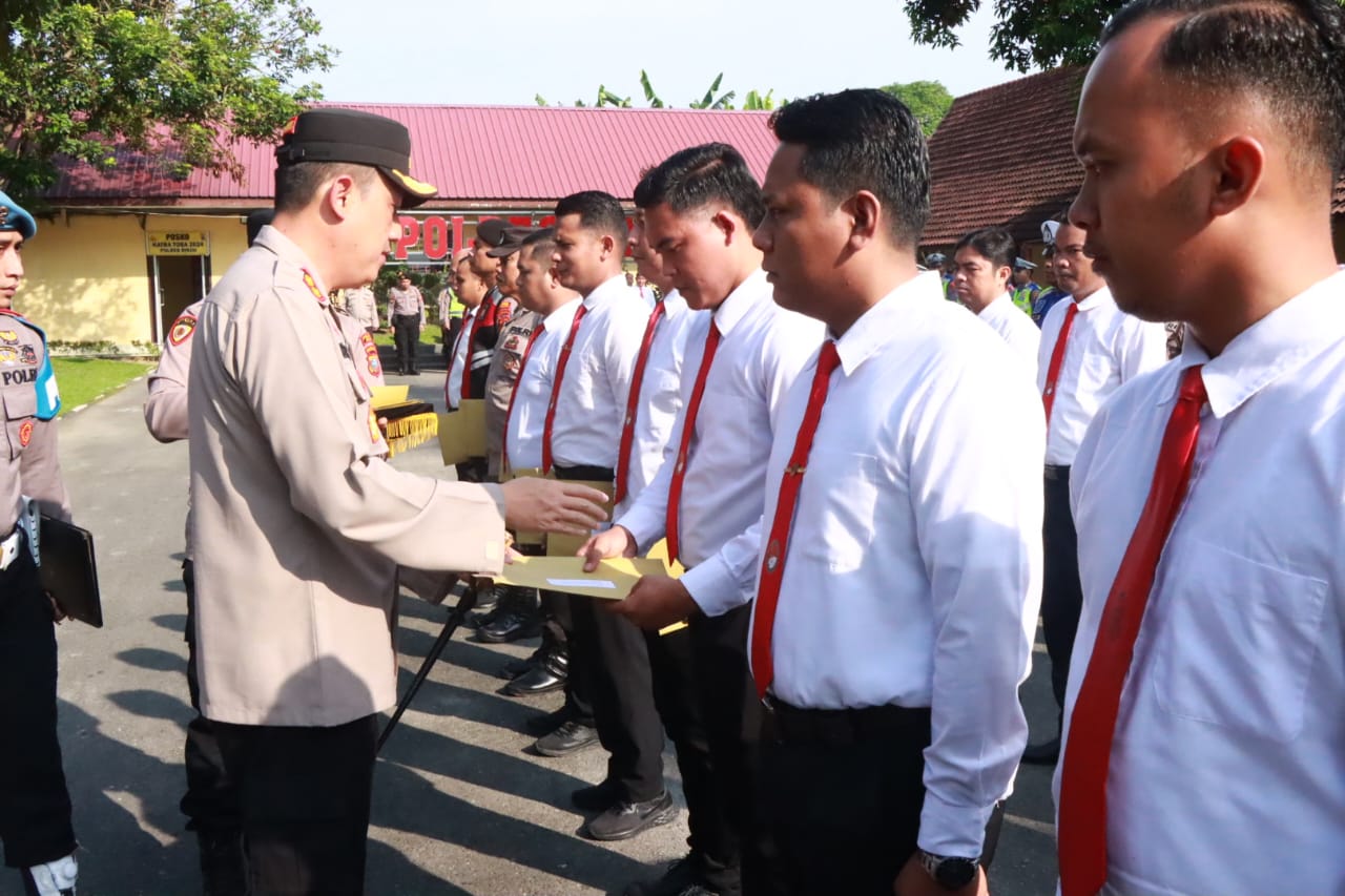 PENGHARGAAN: Personel berprestasi mendapat penghargaan dari Kapolres Binjai, AKBP Bambang Christanto Utomo.(Humas Polres Binjai/Sumut Pos )