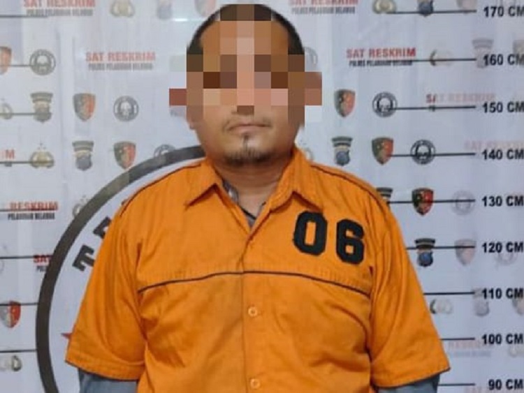 DIAMANKAN: Tersangka Al Ikhsan saat diamankan  Polres Pelabuhan Belawan. (IKHSAN/SUMUT POS)