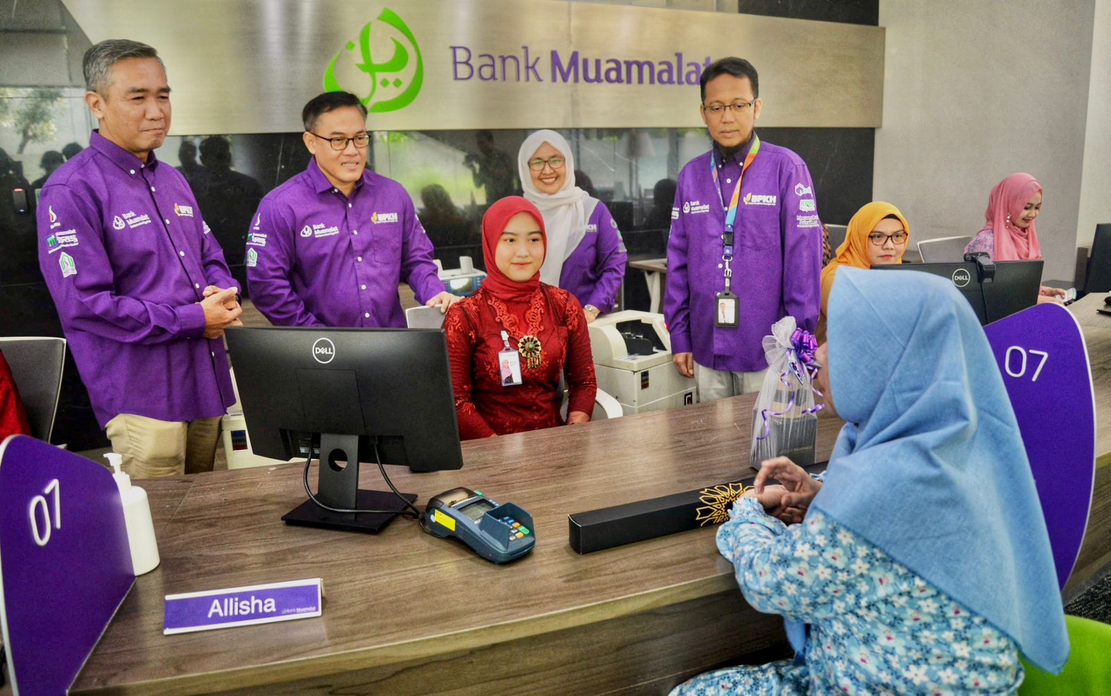 NASABAH: Direktur PT Bank Muamalat Indonesia Tbk Karno (kiri), SEVP Enterprise Banking Bank Muamalat Irvan Yulian Noor (kedua kiri), Head of Operation Services Bank Muamalat Nanang Basuki (kanan).