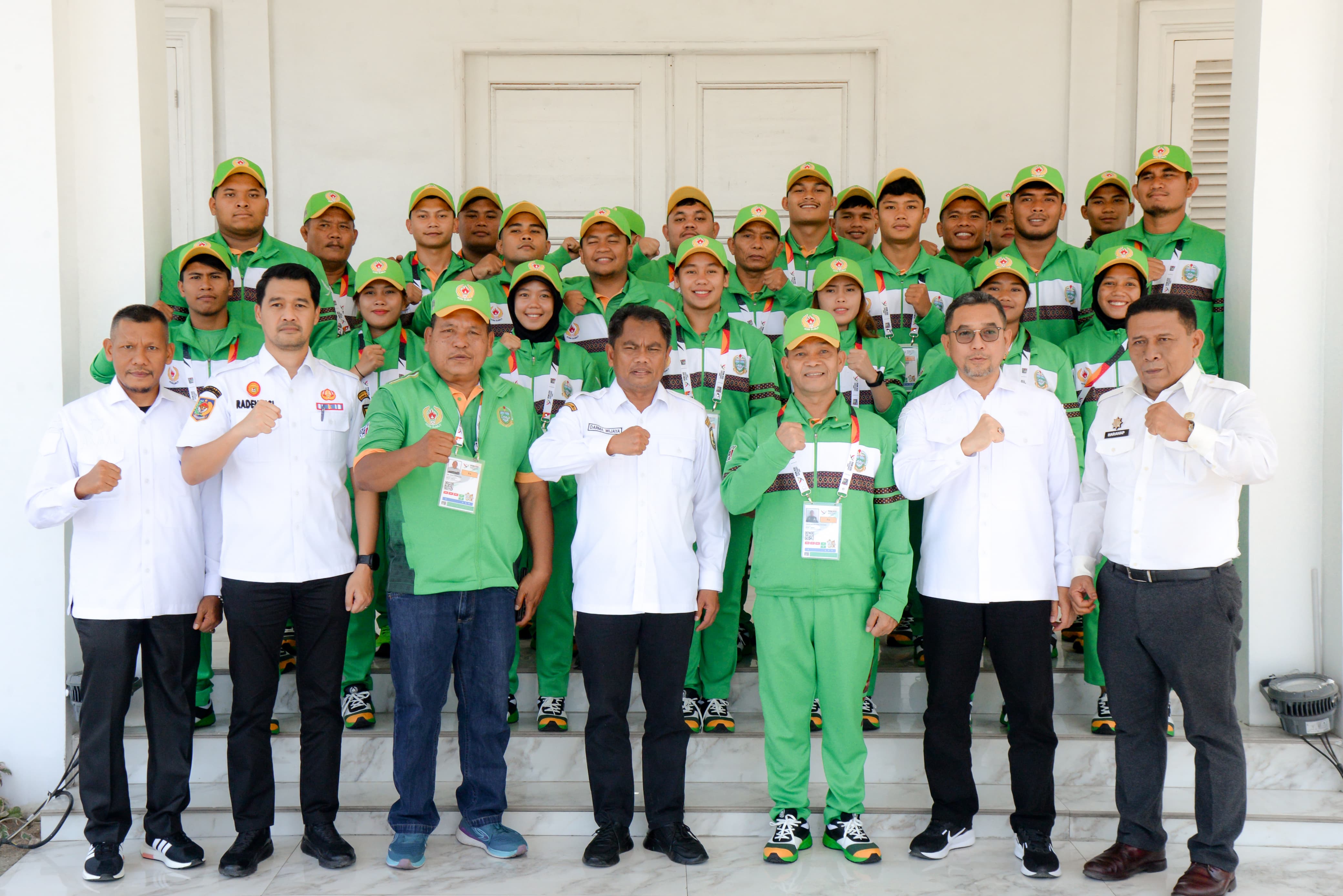BERSAMA: Ketua PGSI Sumut H Darma Wijaya didampingi sejumlah OPD Pemkab Sergai bersama atlet dan pelatih gulat Sumut. (PGSI Sumut)