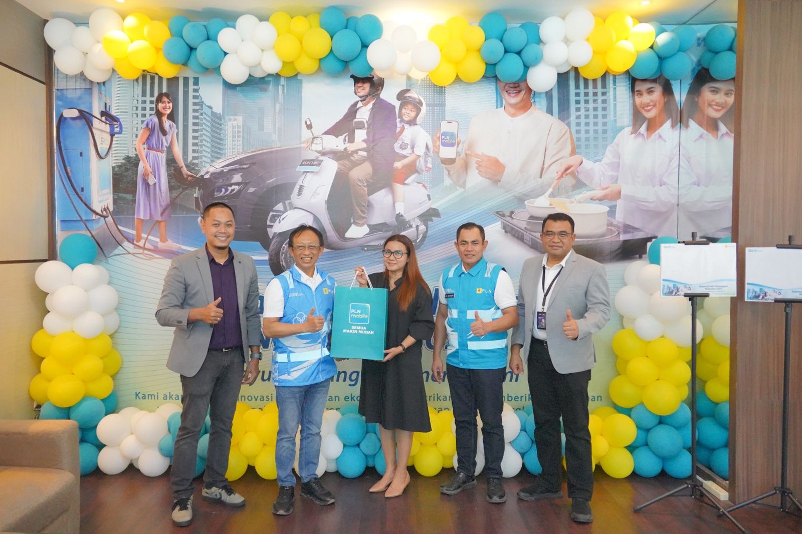 Dari kiri ke kanan : Manager PAE, Yasmir Lukman, Direktur Distribusi PT PLN (Persero), Adi Priyanto, pelanggan PLN, Sophia Patricia, General Manager PLN UID Sumatera Utara, Saleh Siswanto.